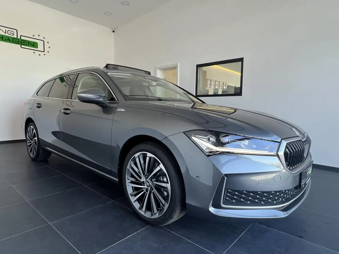 Skoda Superb iV Plug-in Hybrid L&K DSG 0,5% Vollausstattung! So Grau - 2