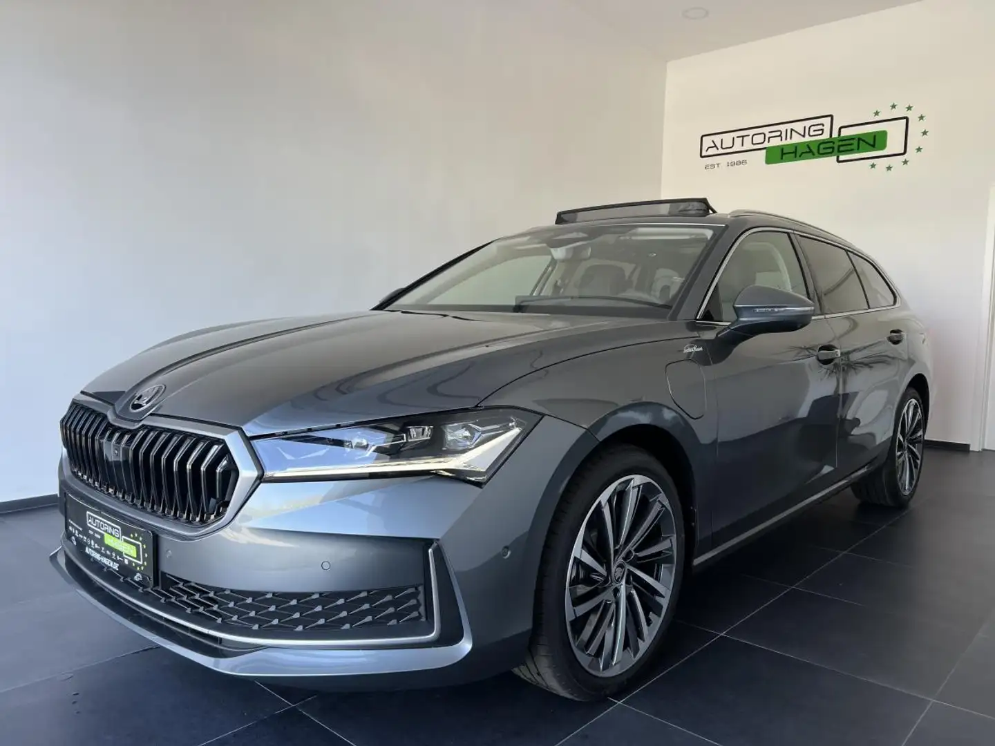 Skoda Superb iV Plug-in Hybrid L&K DSG 0,5% Vollausstattung! So Grau - 1