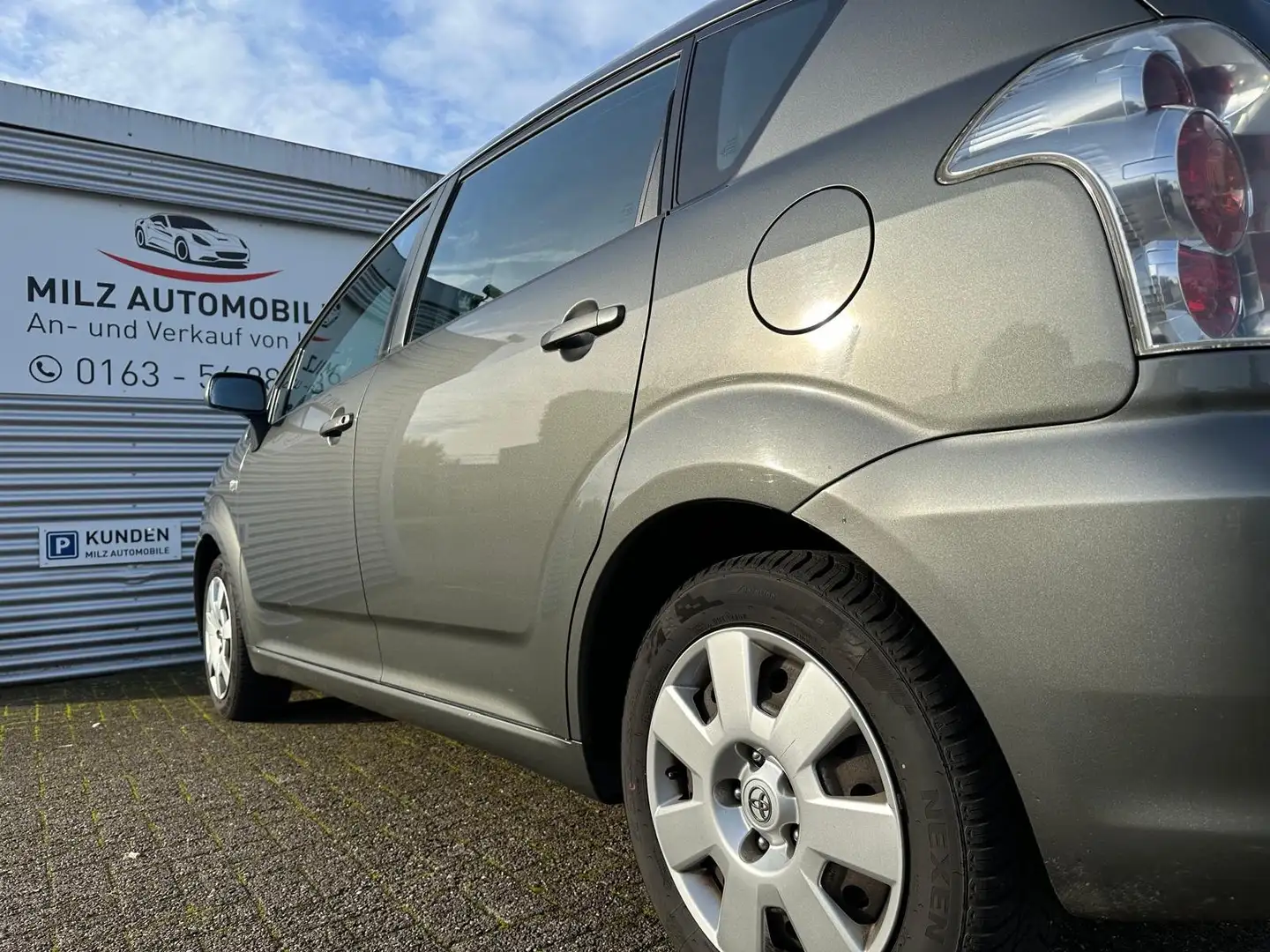 Toyota Corolla Verso 1.8 Luna 7-Sitzer Grau - 2