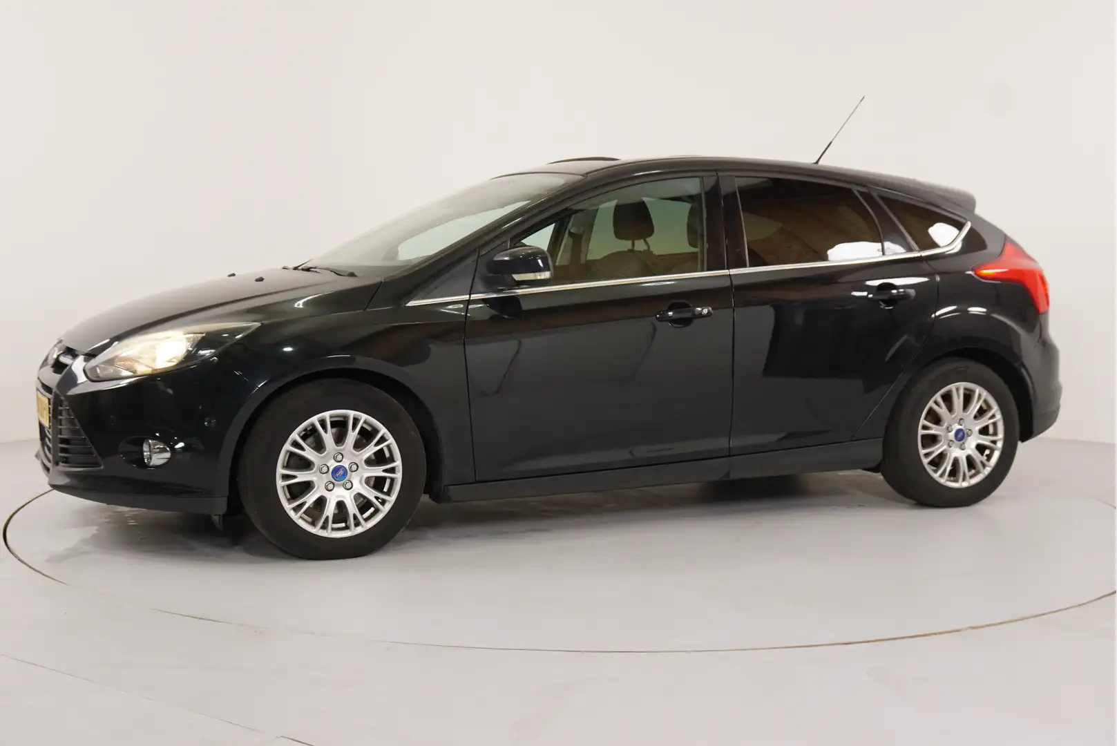Ford Focus 1.6 EcoBoost Titanium | Schuif/kanteldak | Zwart - 2