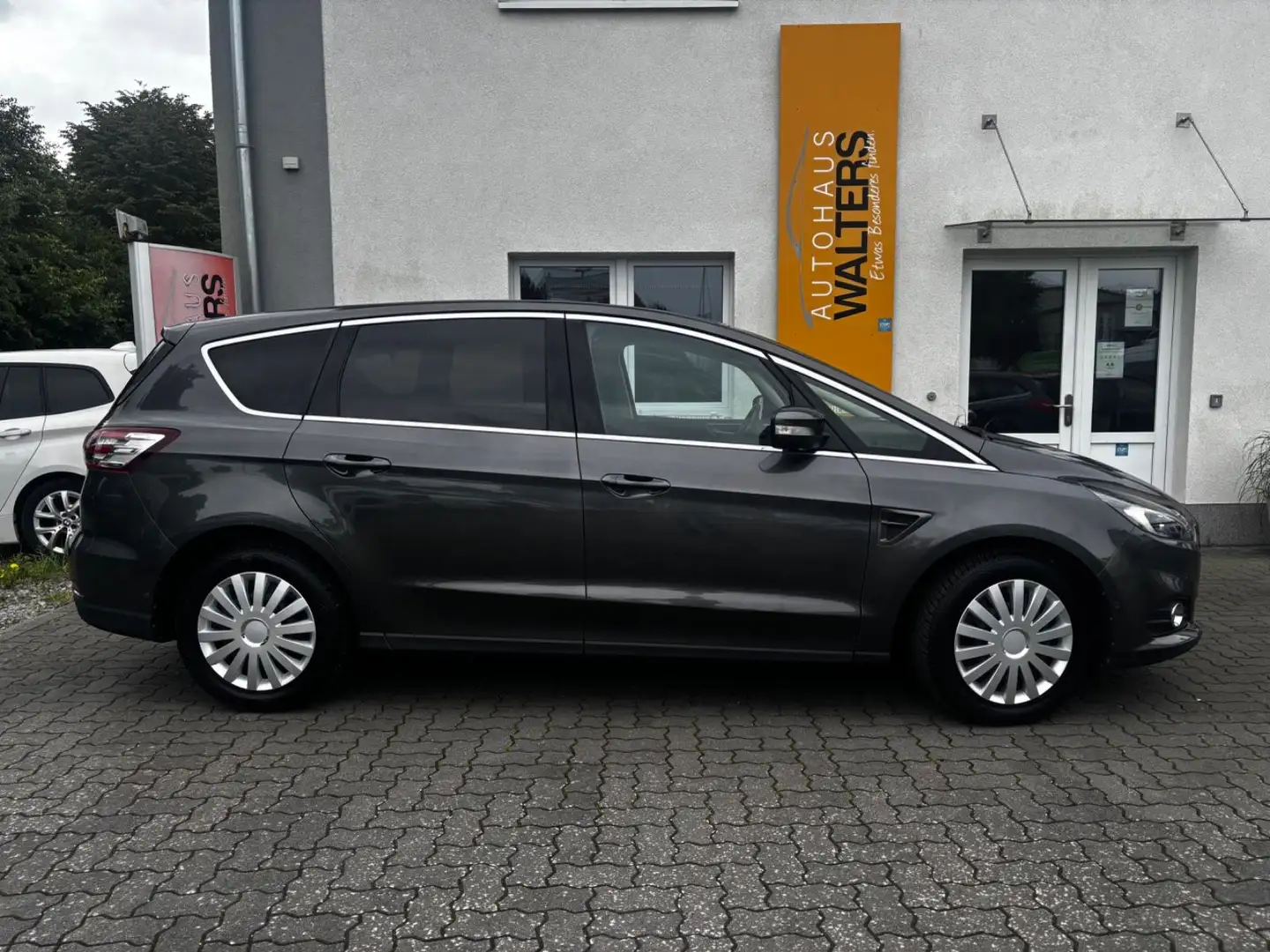 Ford S-Max Titanium = Automatik - 7 Sitzer - Ganzjahr Grau - 2