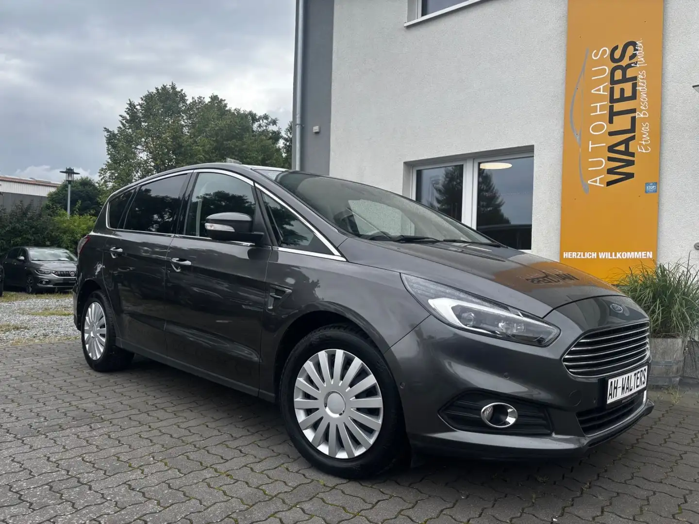 Ford S-Max Titanium = Automatik - 7 Sitzer - Ganzjahr Grau - 1