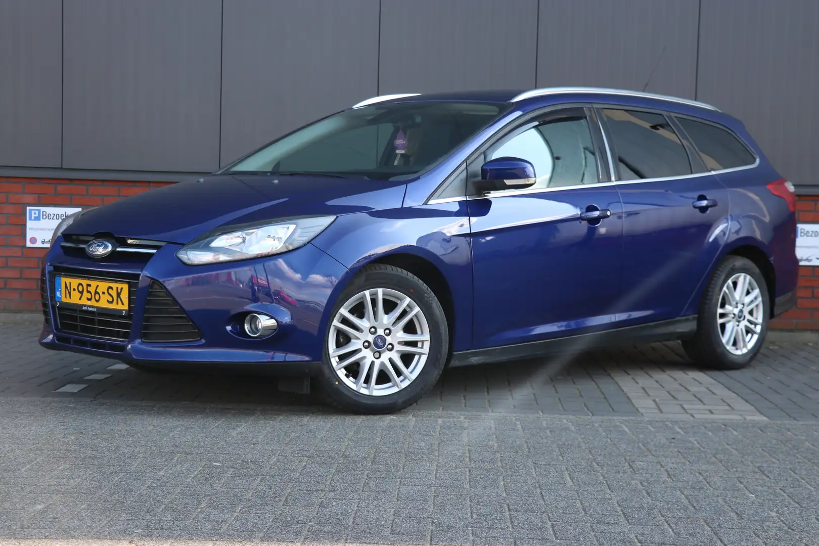 Ford Focus Wagon 1.6 TI-VCT Titanium Automaat | bluetooth | c Blauw - 1