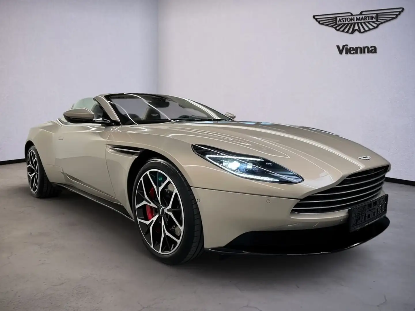 Aston Martin DB11 4.0 V8 Volante - Pearl Blonde Gold - 2
