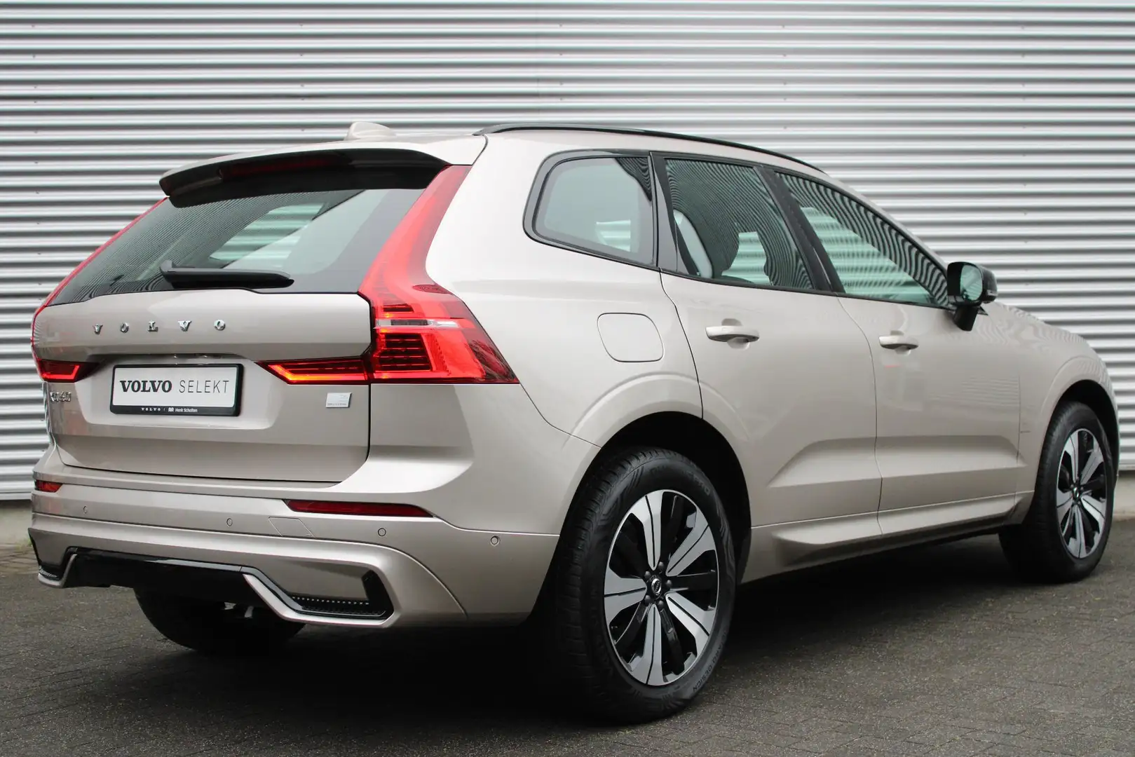 Volvo XC60 T6 Plug-in Hybrid AWD Plus Dark | Verwarmbare Voor Gris - 2