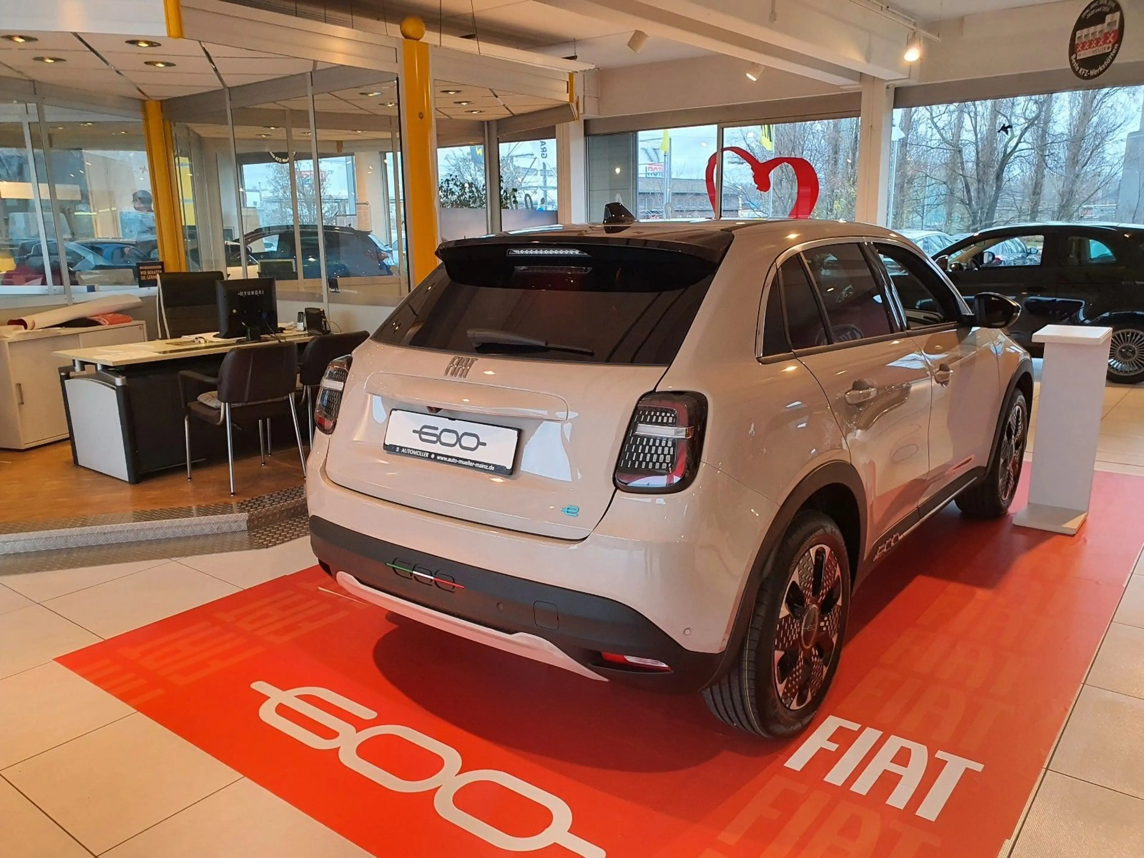 Fiat 600e "La Prima" - Navi, 18"Alu, RFK, SHZ uvm. — photo 5