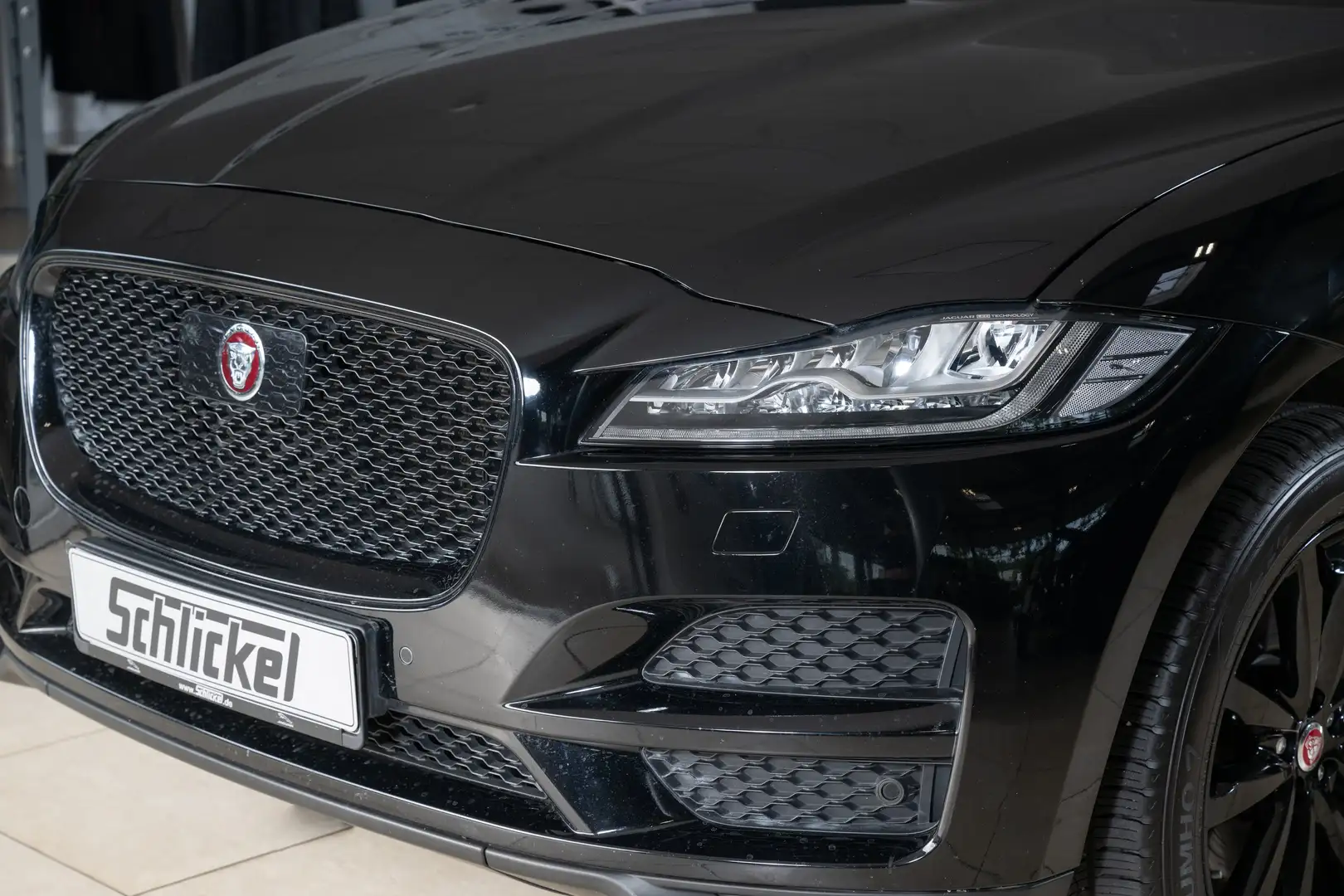 Jaguar F-Pace 30d AWD Portfolio Leder ACC Head-up Pan-schiebeda. Schwarz - 2