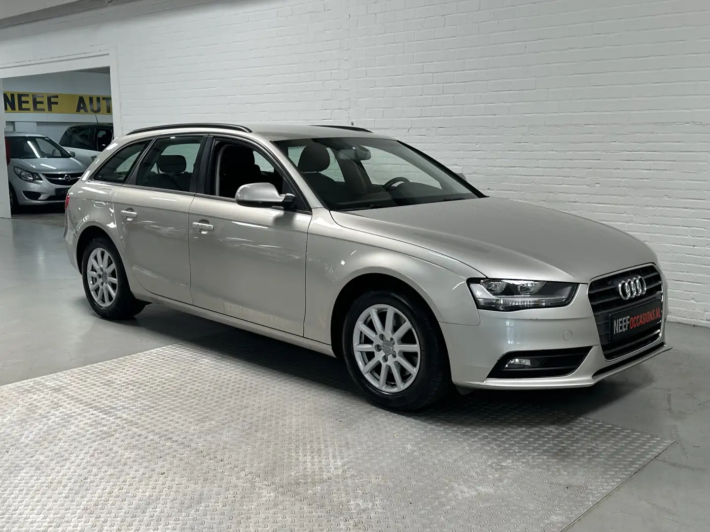 Audi A4 Avant 1.8 TFSI Clima / Cruise / Leer / Navi / Trek Grau - 2