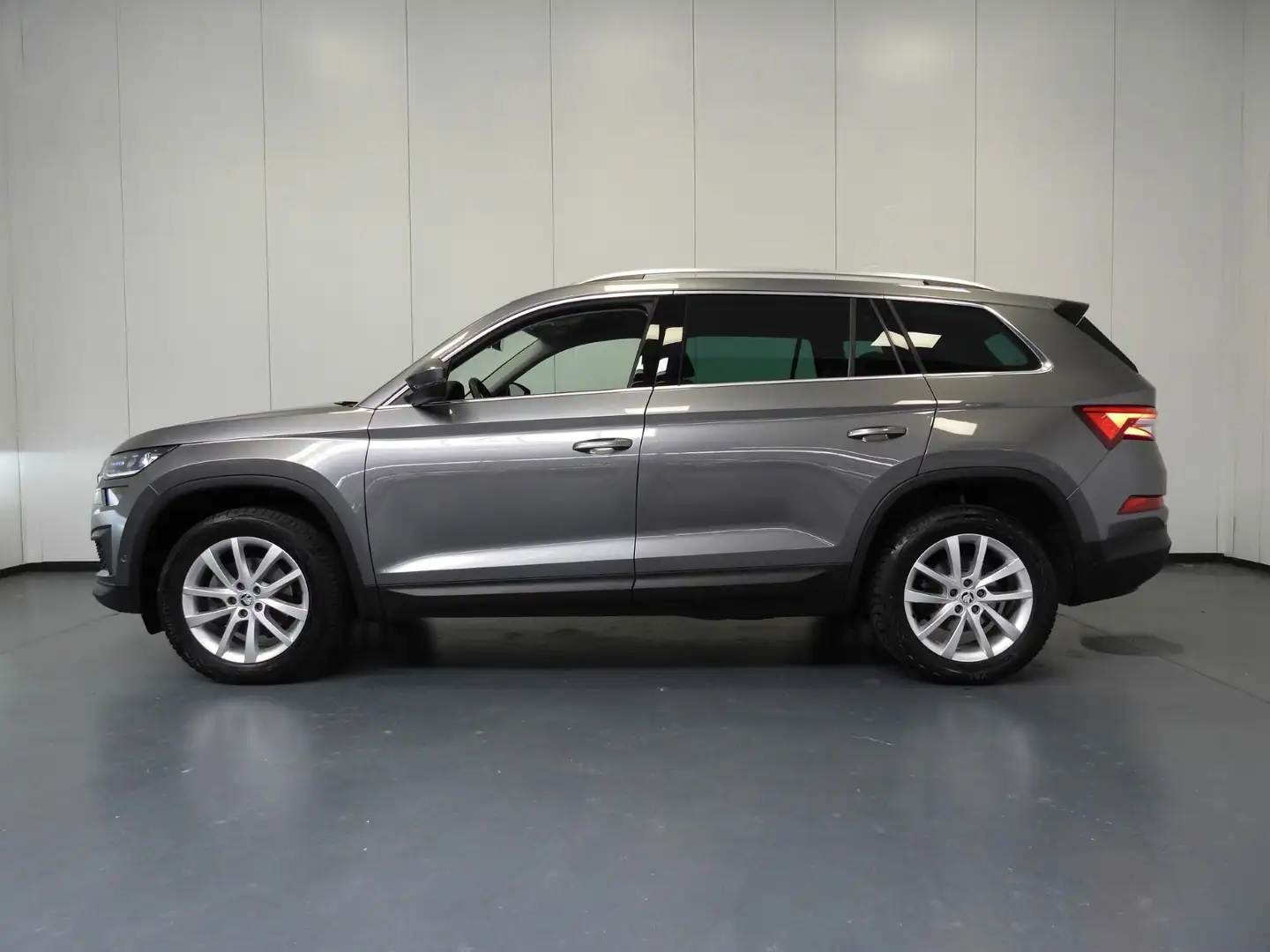 Skoda Kodiaq 1.5 TSI Aut. Business Edition Plus 7-Pers. NAVI/CA Grijs - 2