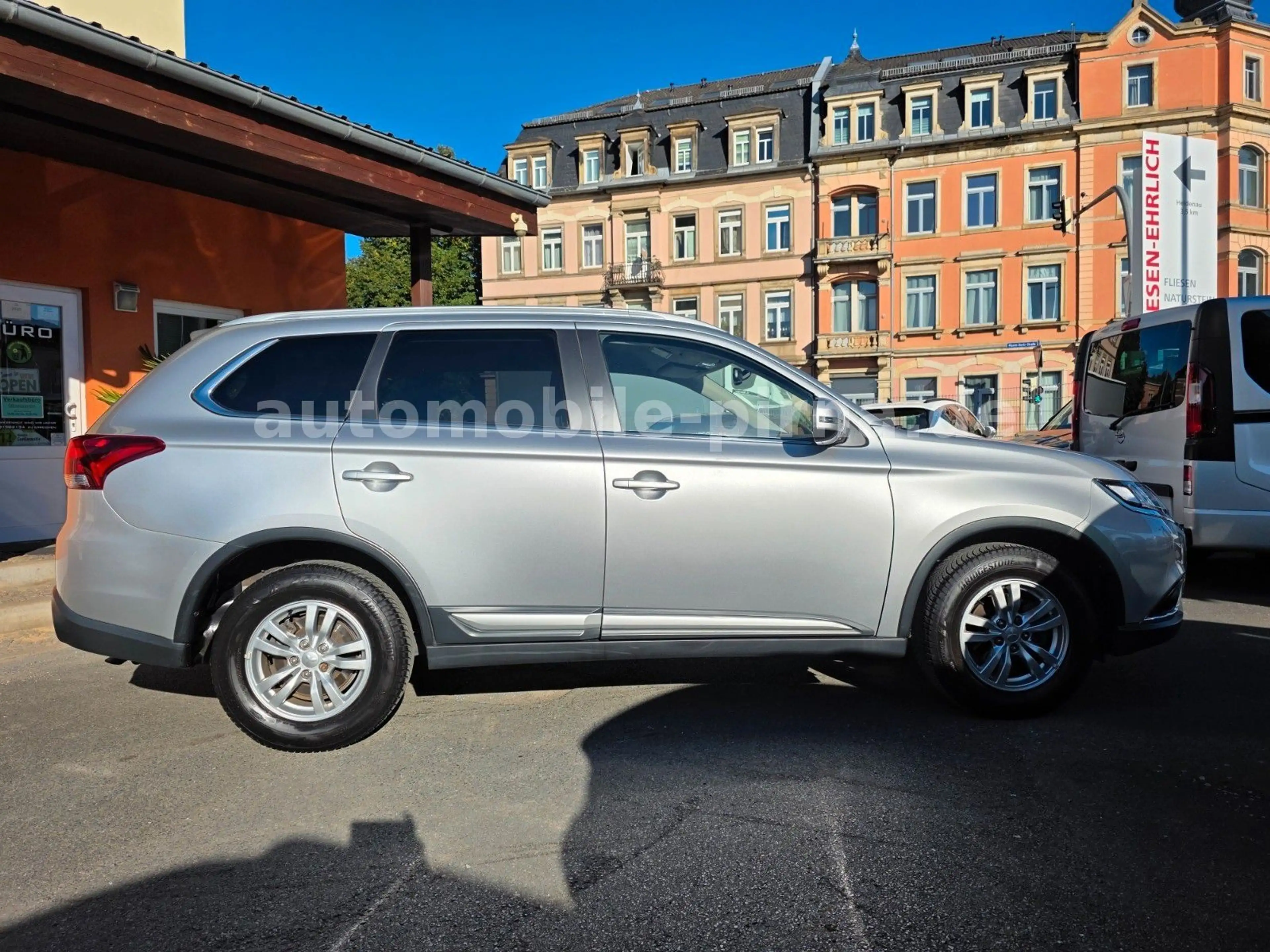 Mitsubishi Outlander 2.0 Diamant Ed. 2WD+NAVI/wenig KM/1.HD — photo 4