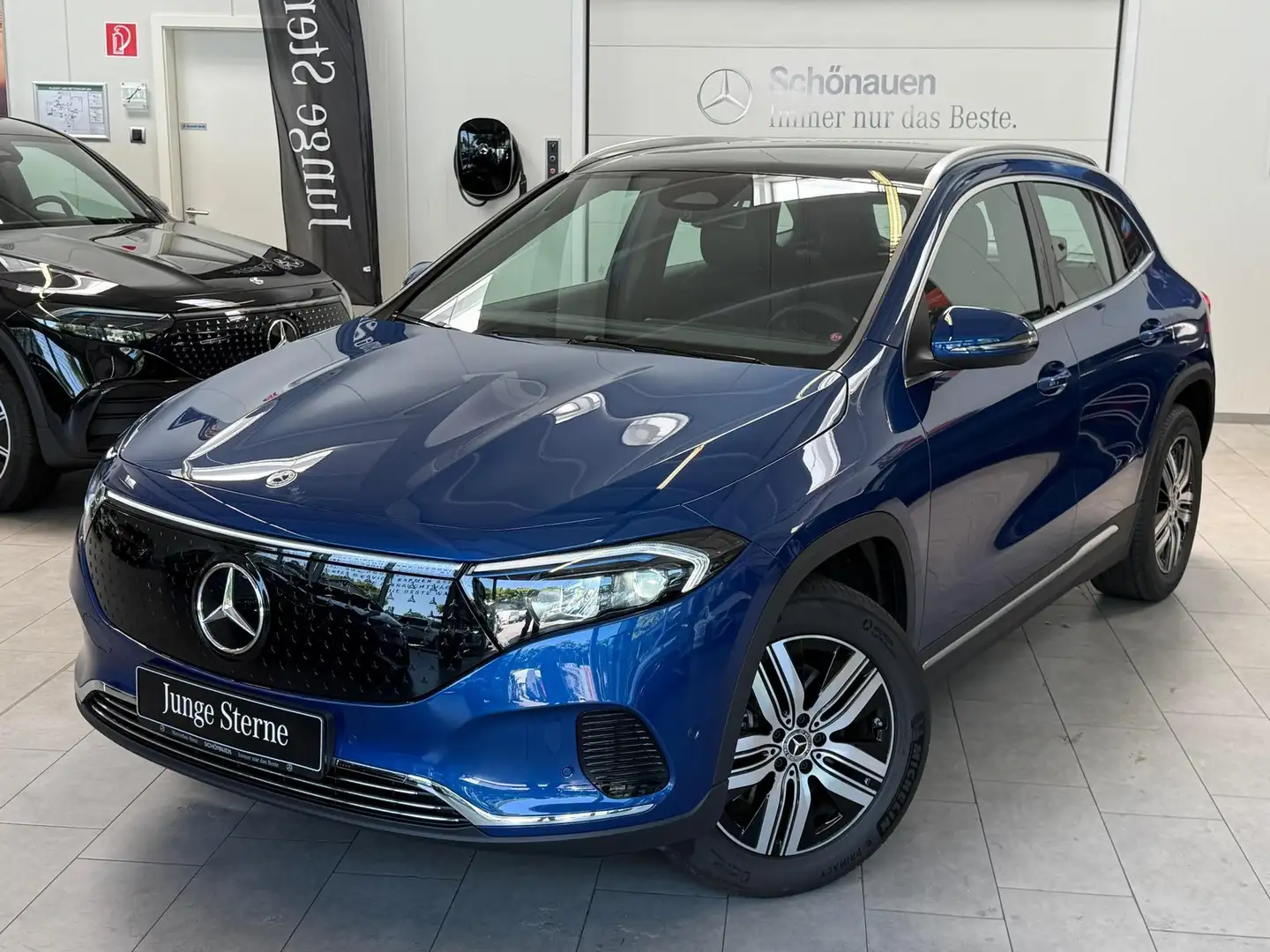 Mercedes-Benz EQA 300 4MATIC PANO+AHK+CARPLAY+VZ+WINTERPKT+18" Schwarz - 2