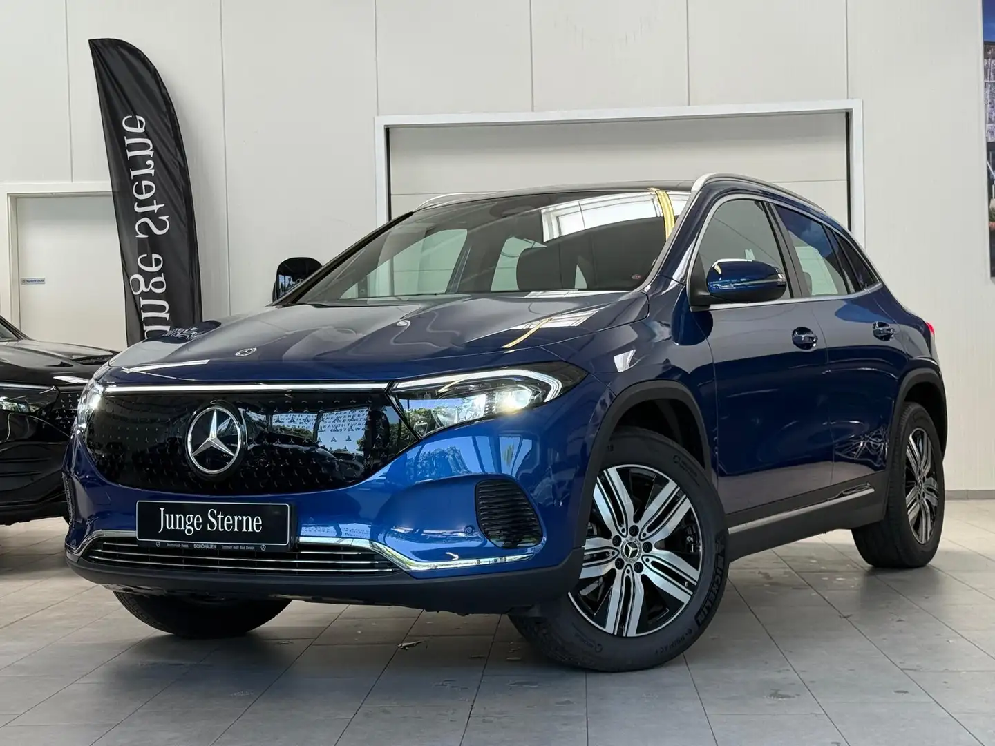 Mercedes-Benz EQA 300 4MATIC PANO+AHK+CARPLAY+VZ+WINTERPKT+18" Schwarz - 1