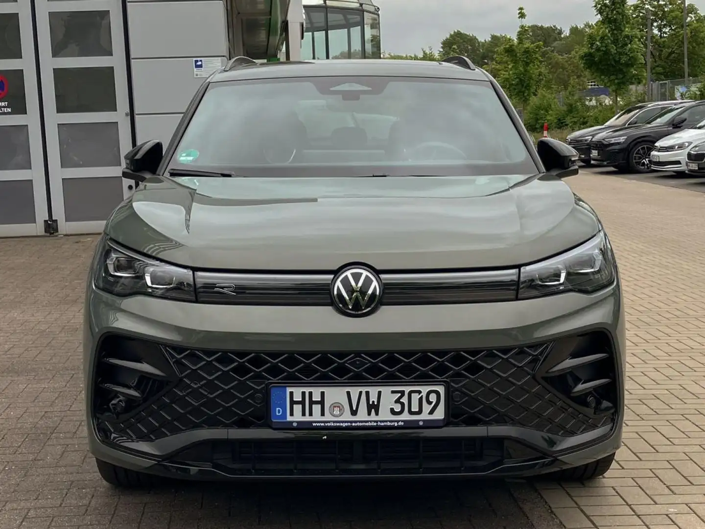Volkswagen Tiguan 1.5 eTSI R-Line DSG Panoramadach AHK Navi Grau - 2