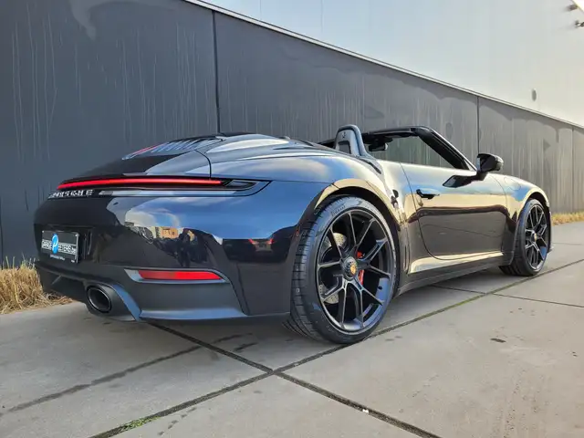 Porsche 911 view 3