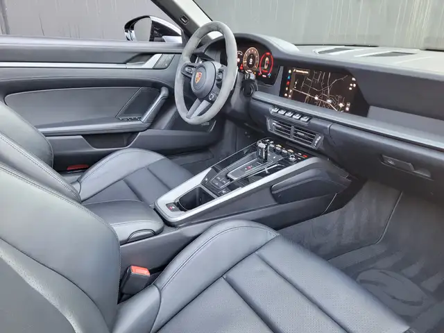 Porsche 911 view 11