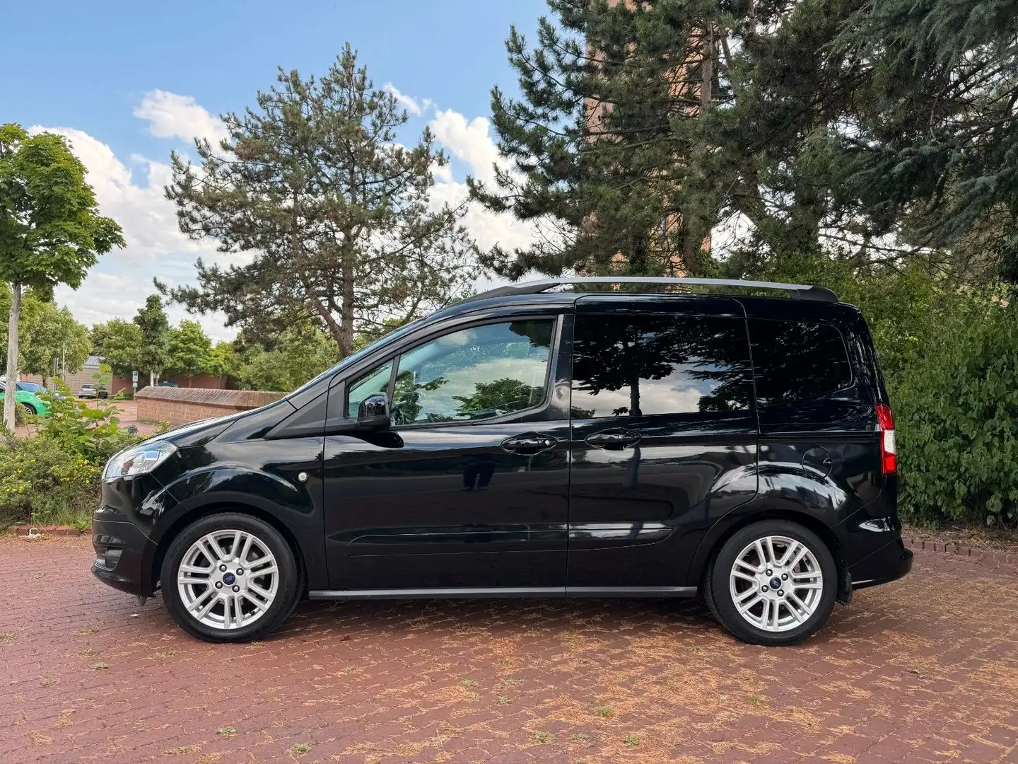 Ford Tourneo Courier Titanium|AHK|TFL|Navi|PDC|Klima! Schwarz - 2