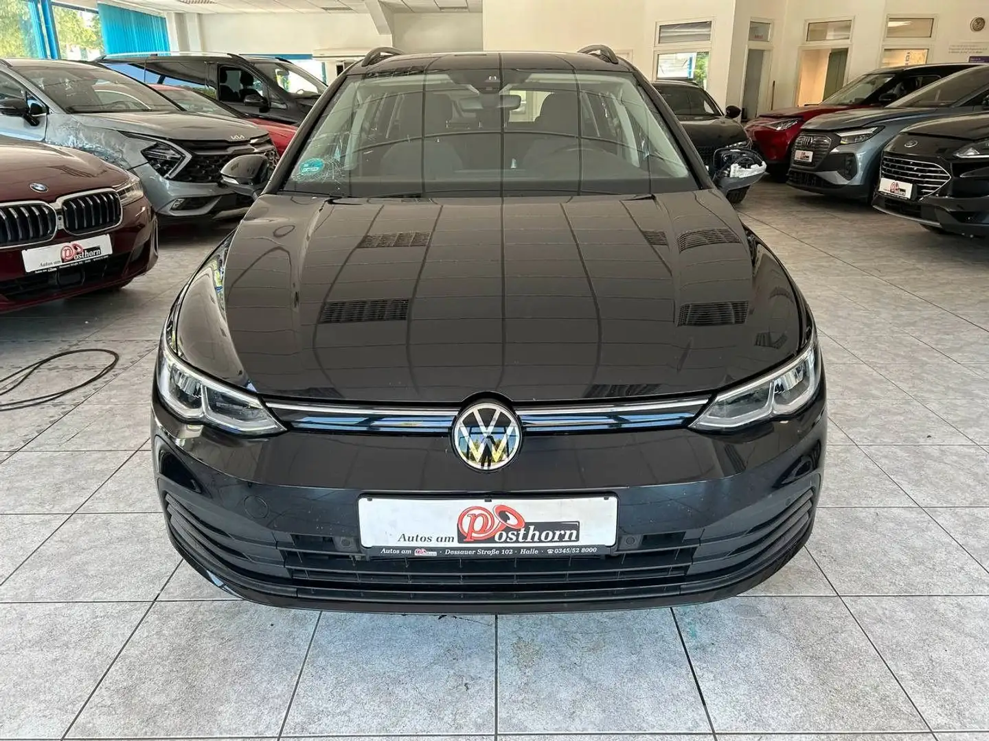 Volkswagen Golf VIII Kombi Automatit Life AHK LED Navi PDC Schwarz - 2