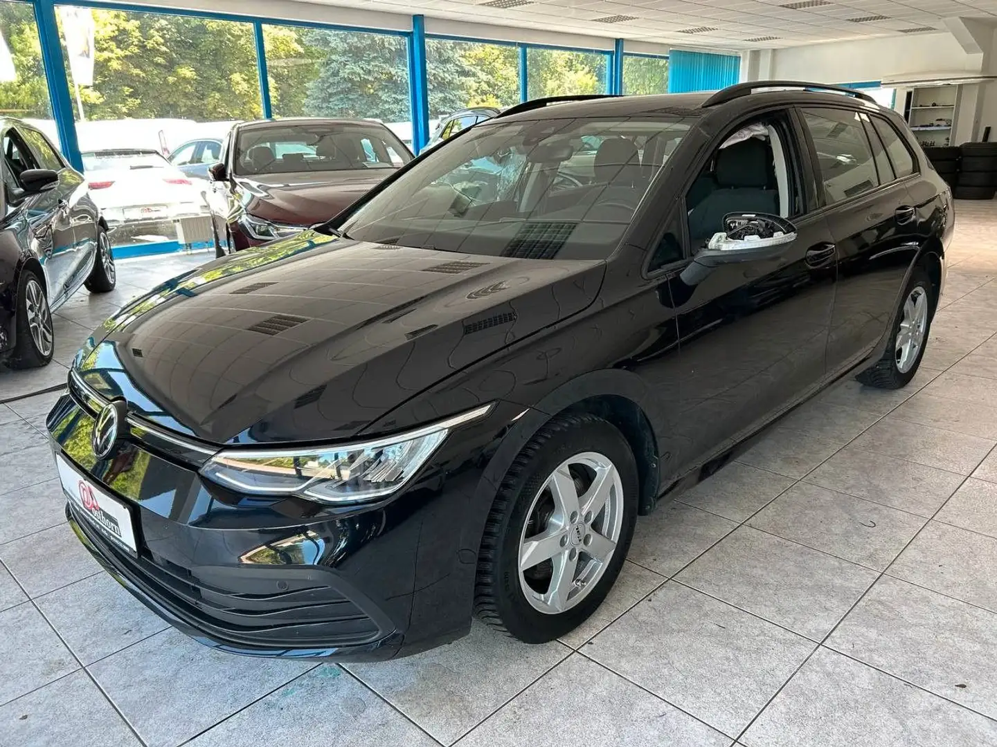 Volkswagen Golf VIII Kombi Automatit Life AHK LED Navi PDC Schwarz - 1