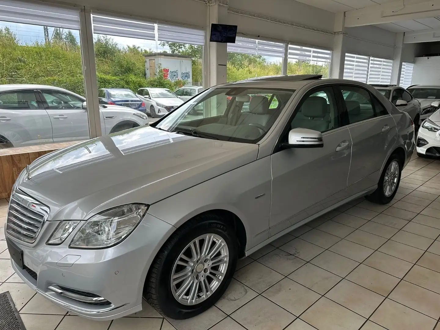 Mercedes-Benz E 200 CGI Aut BlueEfficiency Lim mit Schiebedach Zilver - 1