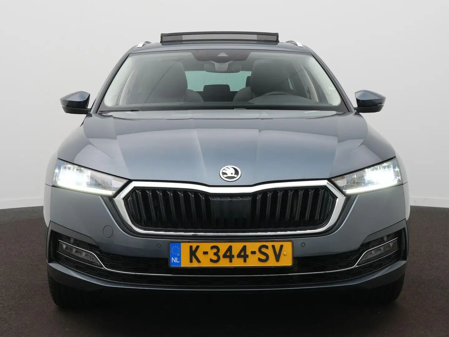 Skoda Octavia Combi 1.4 TSI iV PHEV Business Edition / Panodak / Grijs - 2