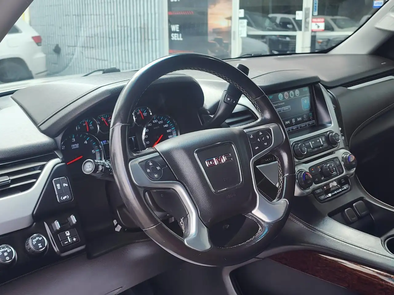 GMC Yukon снимка GMC Yukon