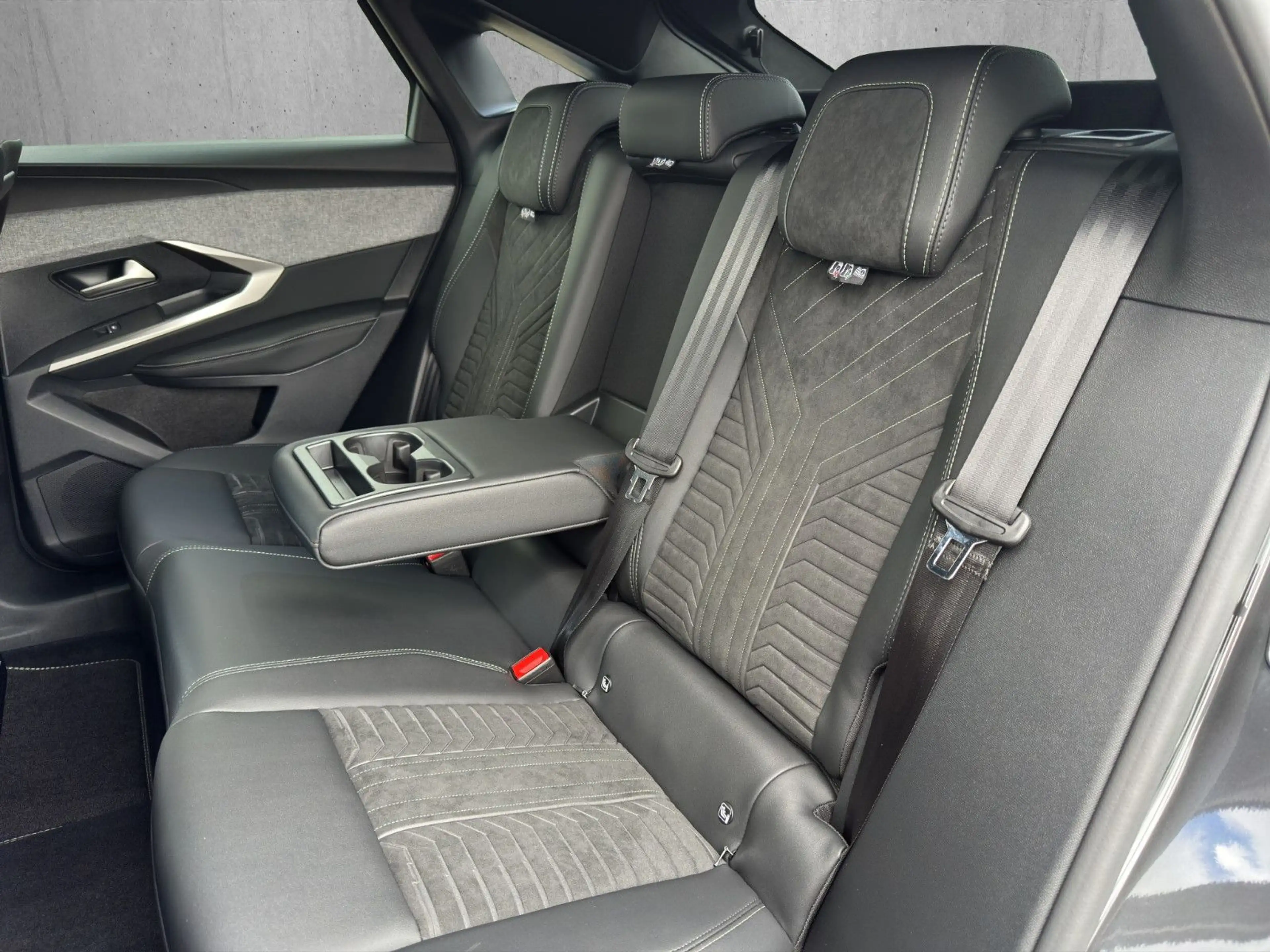 Peugeot 3008 Hybrid 145 GT *Alcantara*LED* SHZ — photo 11