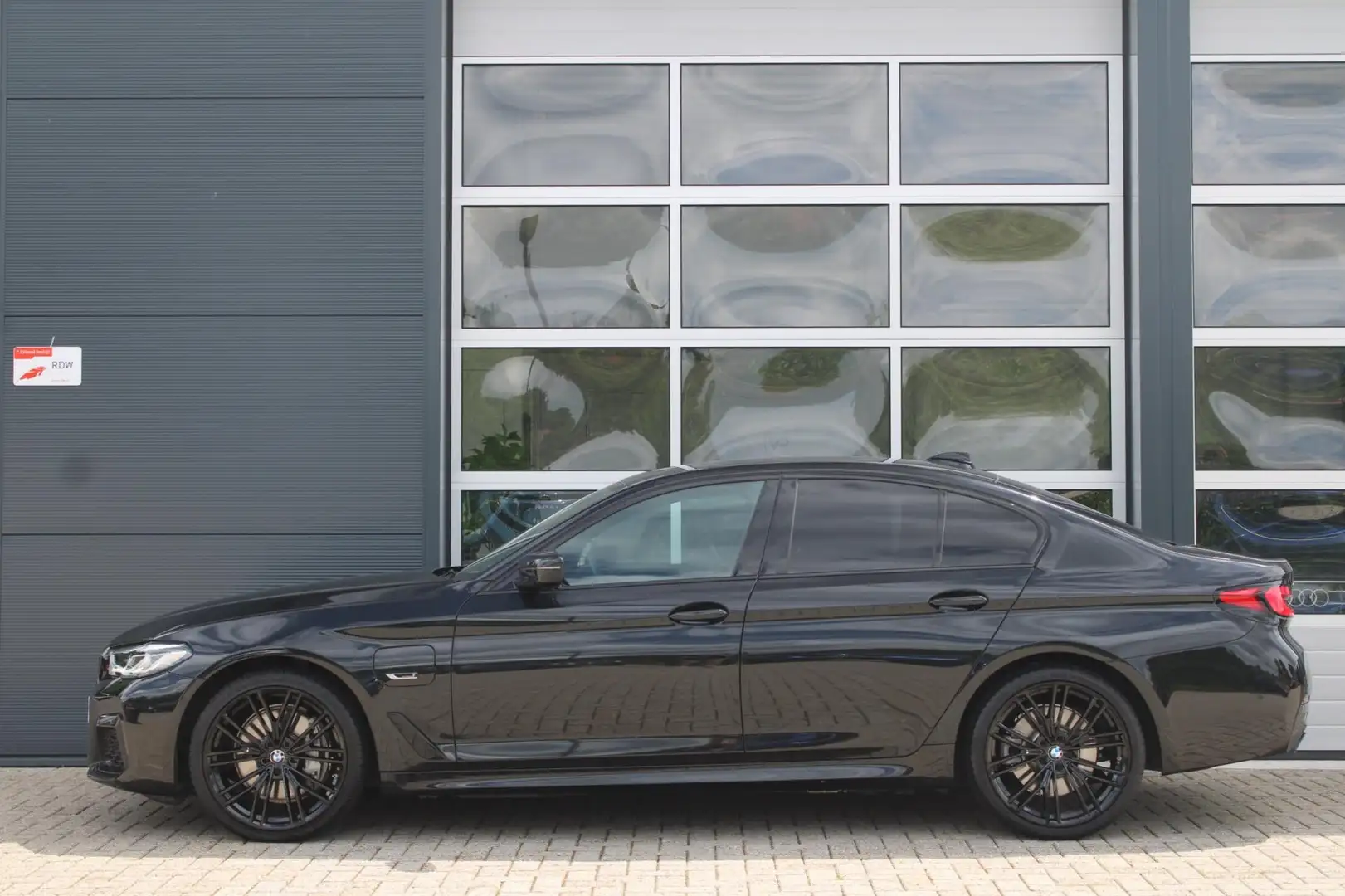 BMW 545 5-serie 545e xDrive 394pk M-Sport | Memory | HUD | Zwart - 2