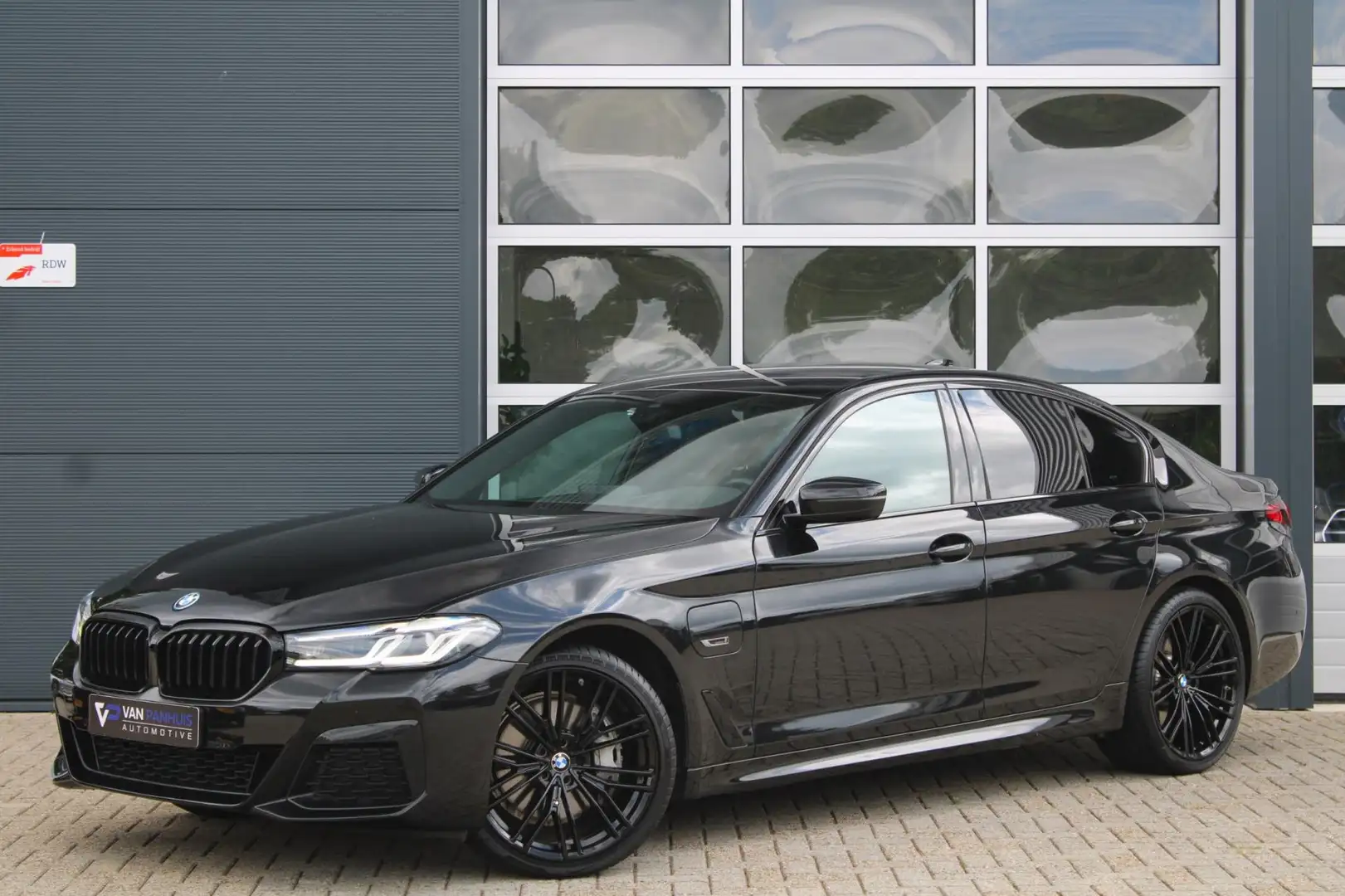 BMW 545 5-serie 545e xDrive 394pk M-Sport | Memory | HUD | Zwart - 1