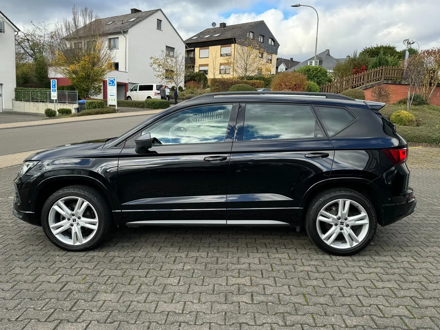 SEAT Ateca FR*DSG*AHK*LED*Navi*8-fach Schwarz - 2