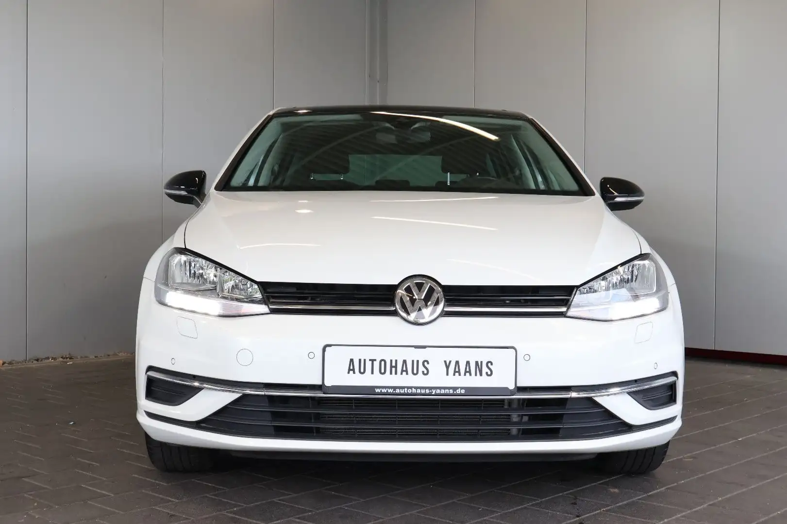 Volkswagen Golf VII 1.5 TSI IQ.DRIVE ACC+SIDE+KEY+KAM+PANO Weiß - 2