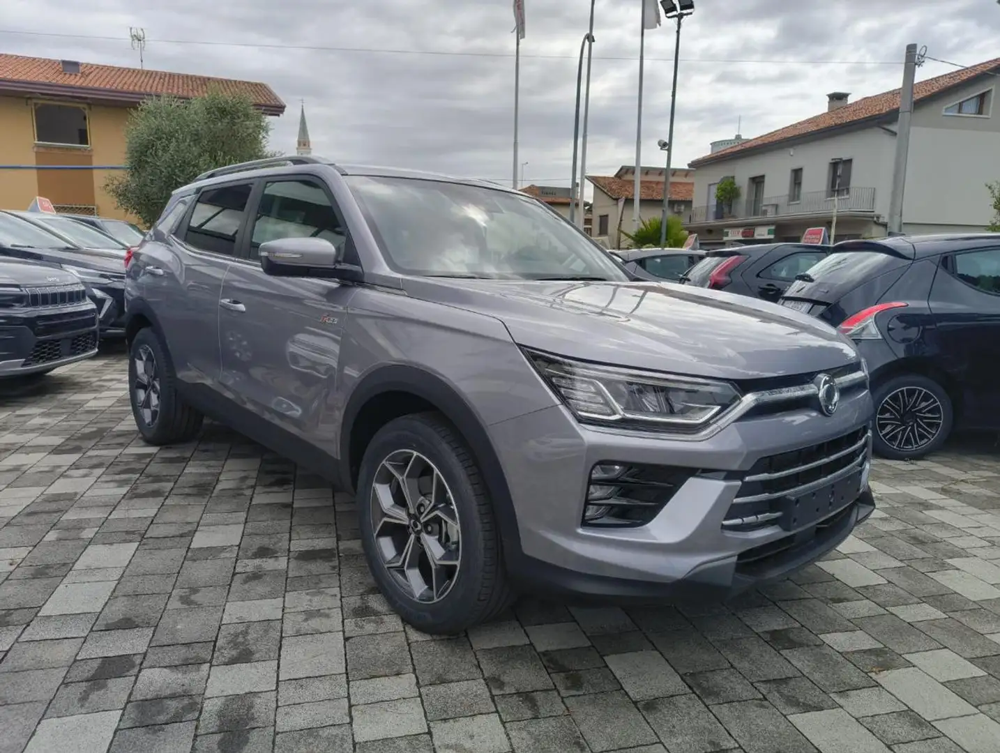 KGM Korando 1.5 GDI-Turbo 2WD aut. Dream Grau - 2