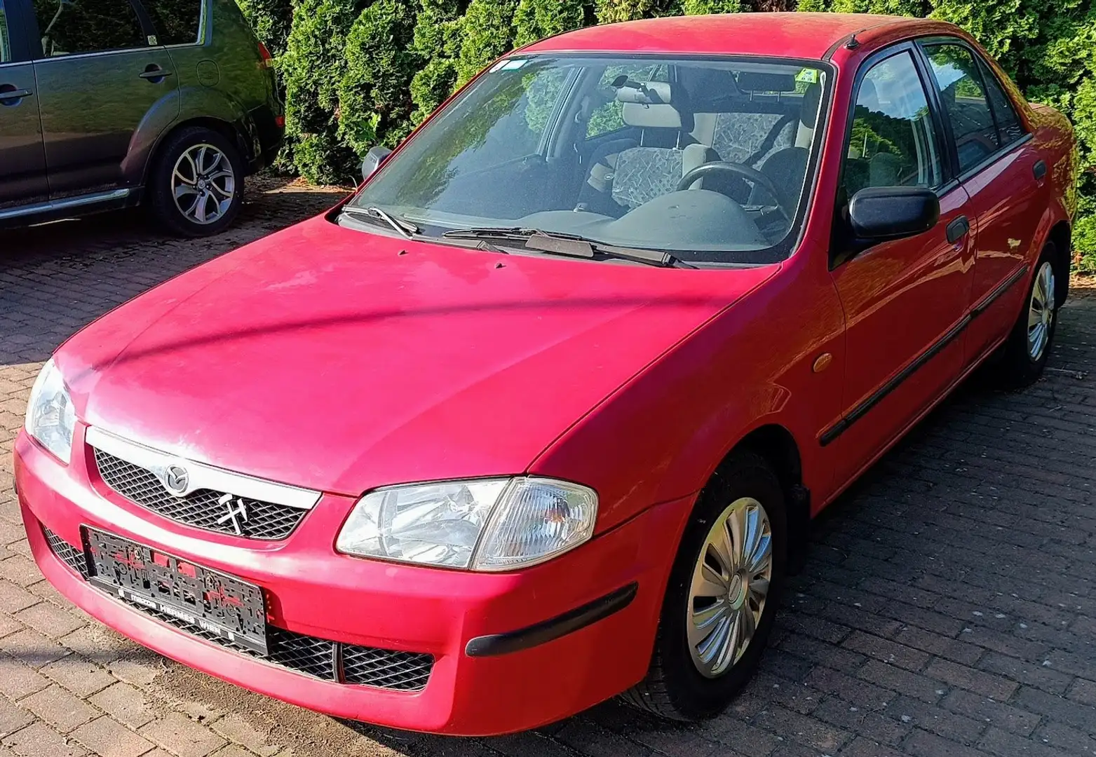 Mazda 323 Sedan 1,3i Rood - 1