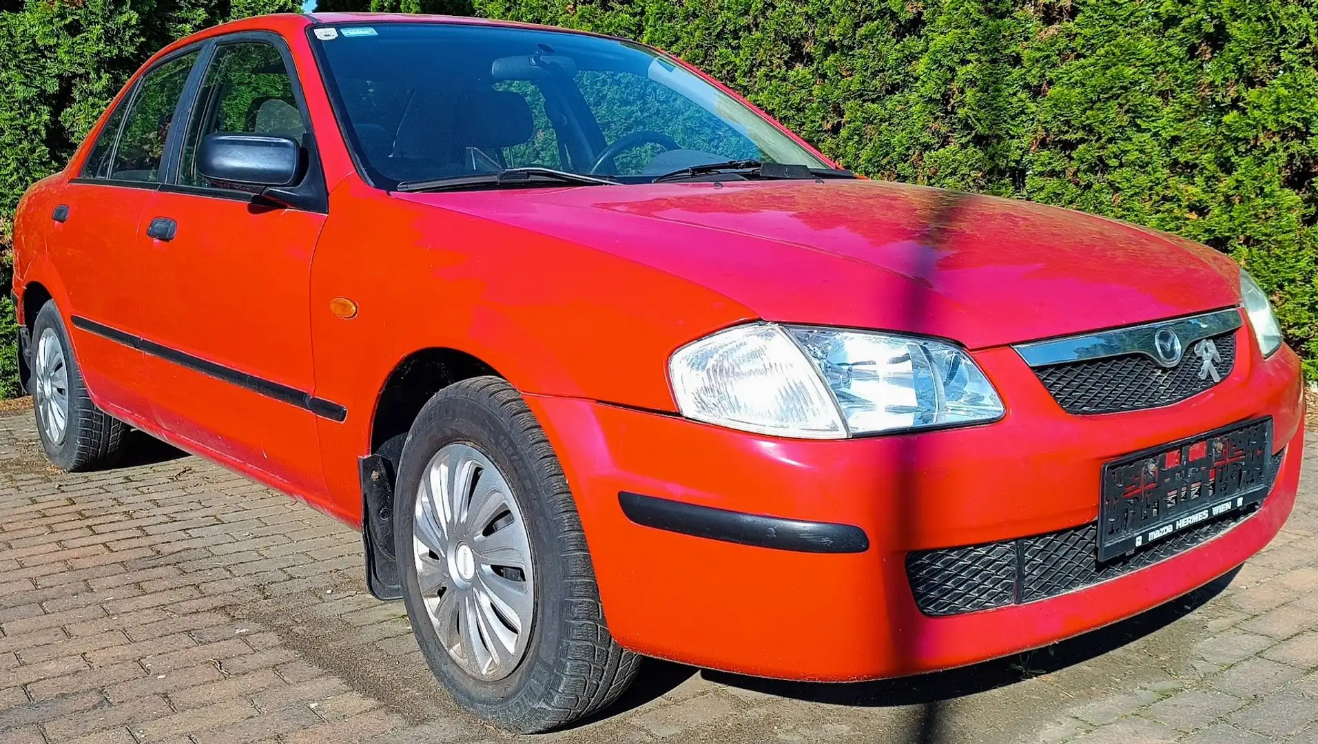 Mazda 323 Sedan 1,3i Rood - 2