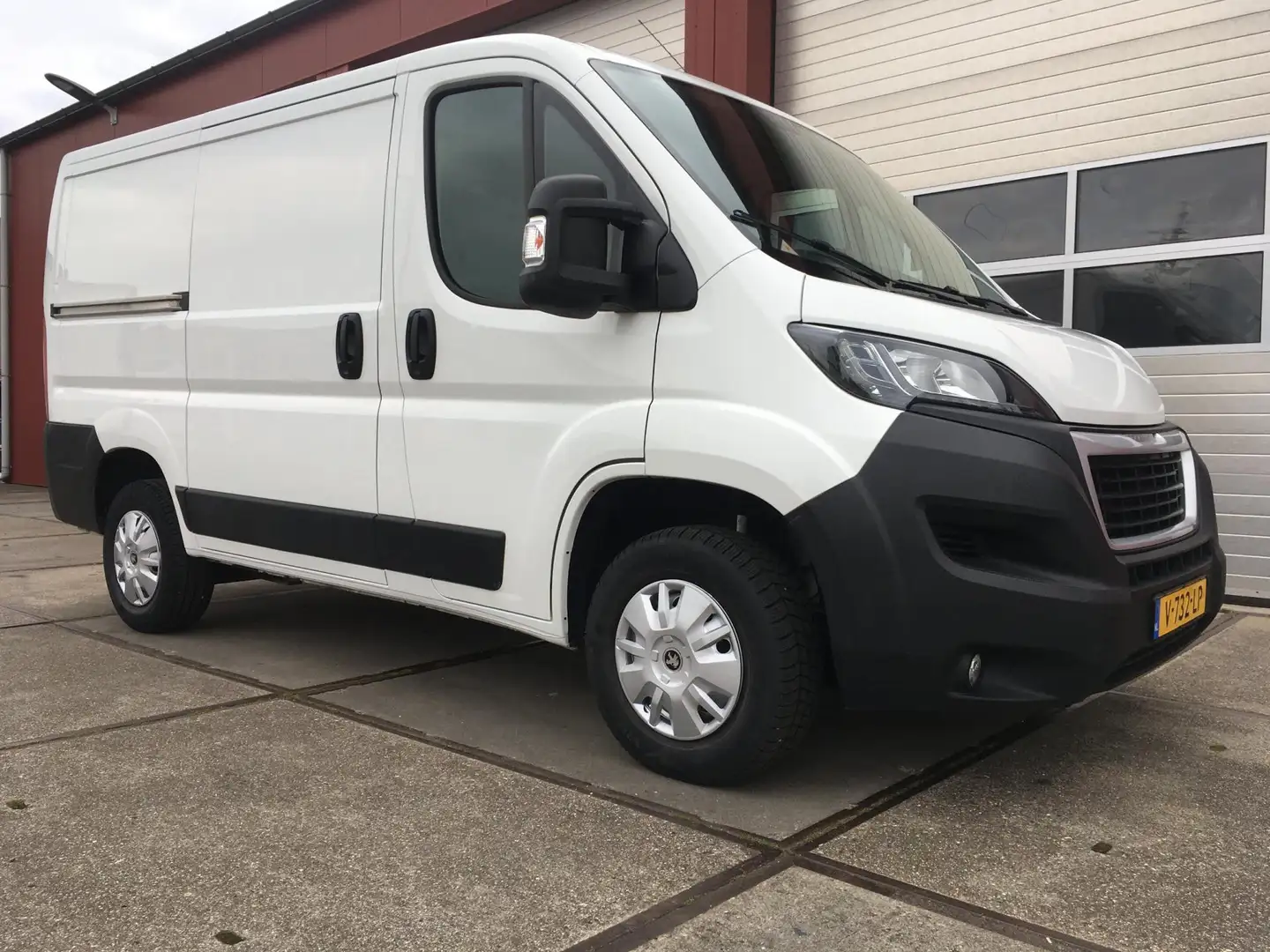 Peugeot Boxer 330 2.0 BlueHDI L1H1 Pro Blanc - 1