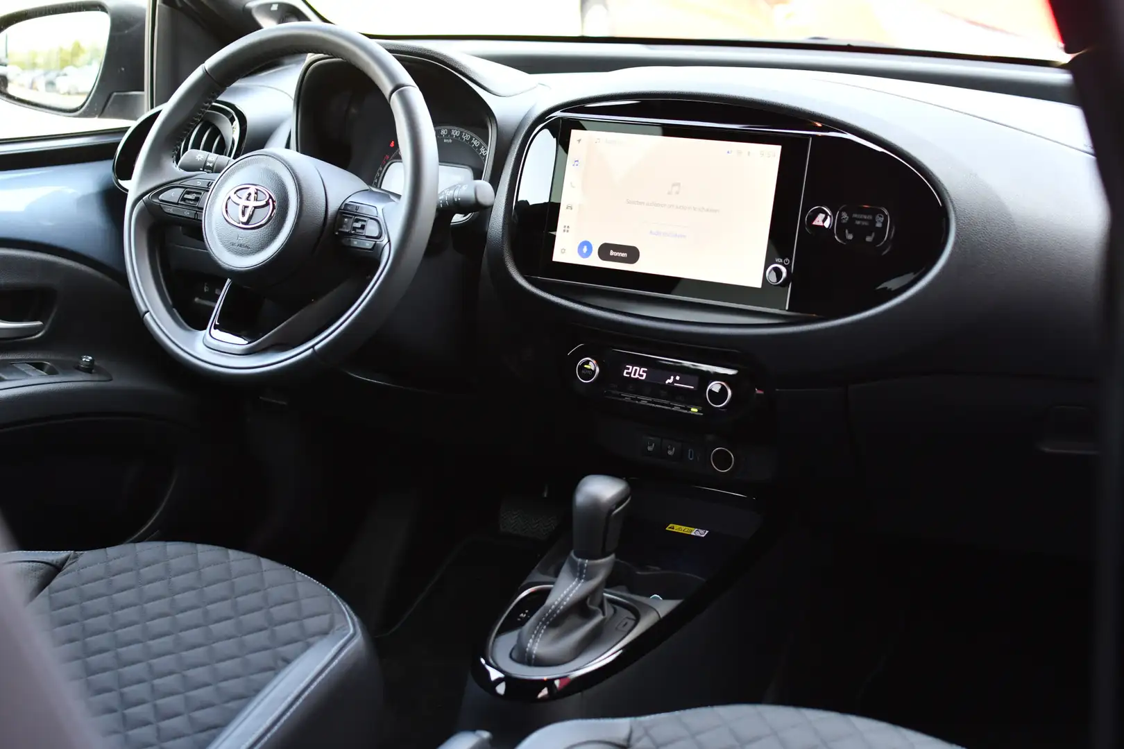 Toyota Aygo X 1.0 VVT-i S-CVT Premium Automaat 72pk | Keyless | Gris - 2