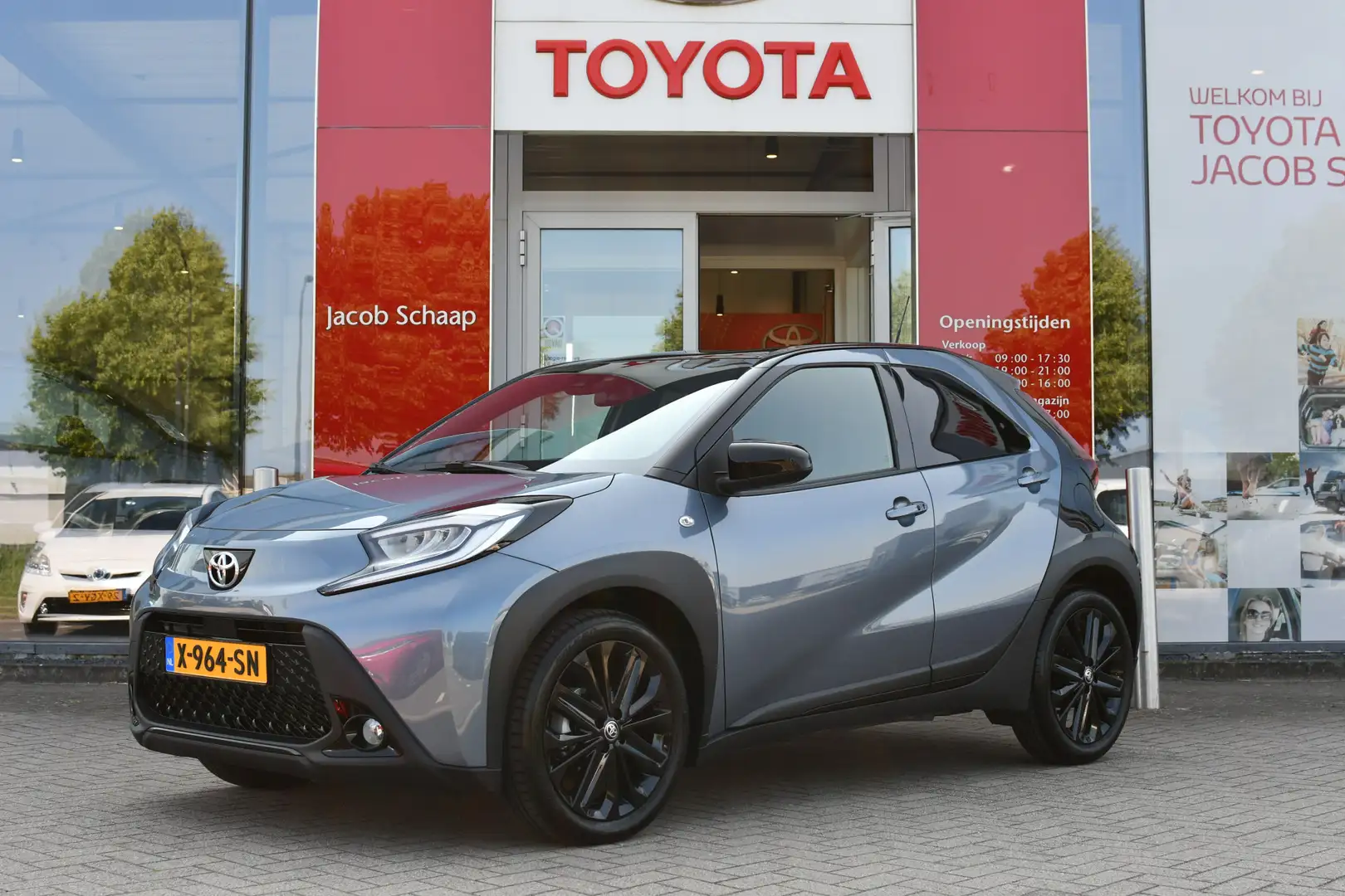Toyota Aygo X 1.0 VVT-i S-CVT Premium Automaat 72pk | Keyless | Gris - 1