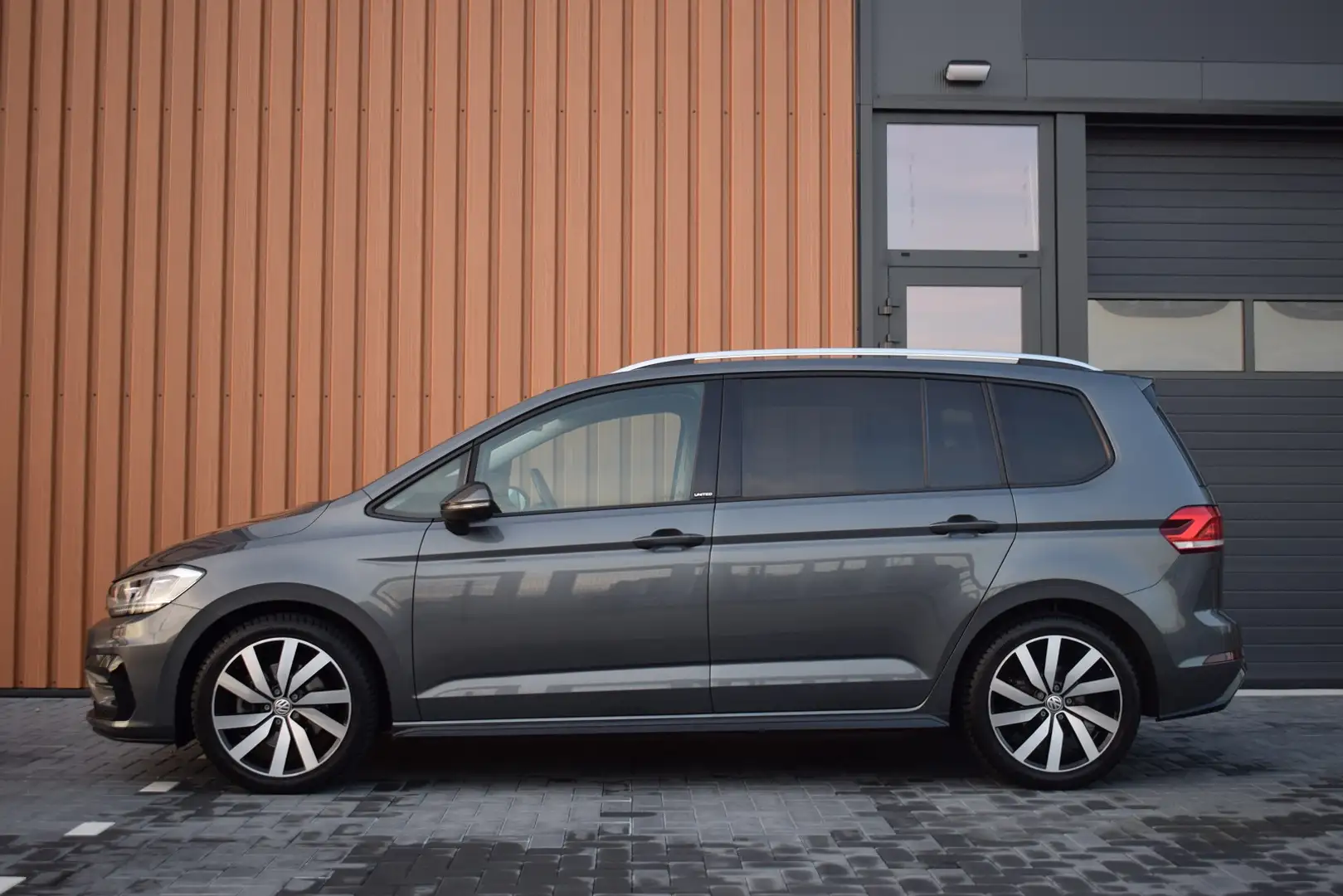 Volkswagen Touran 1.5 TSI 150pk DSG R-line 7-Persoons | Trekhaak | C Gris - 2