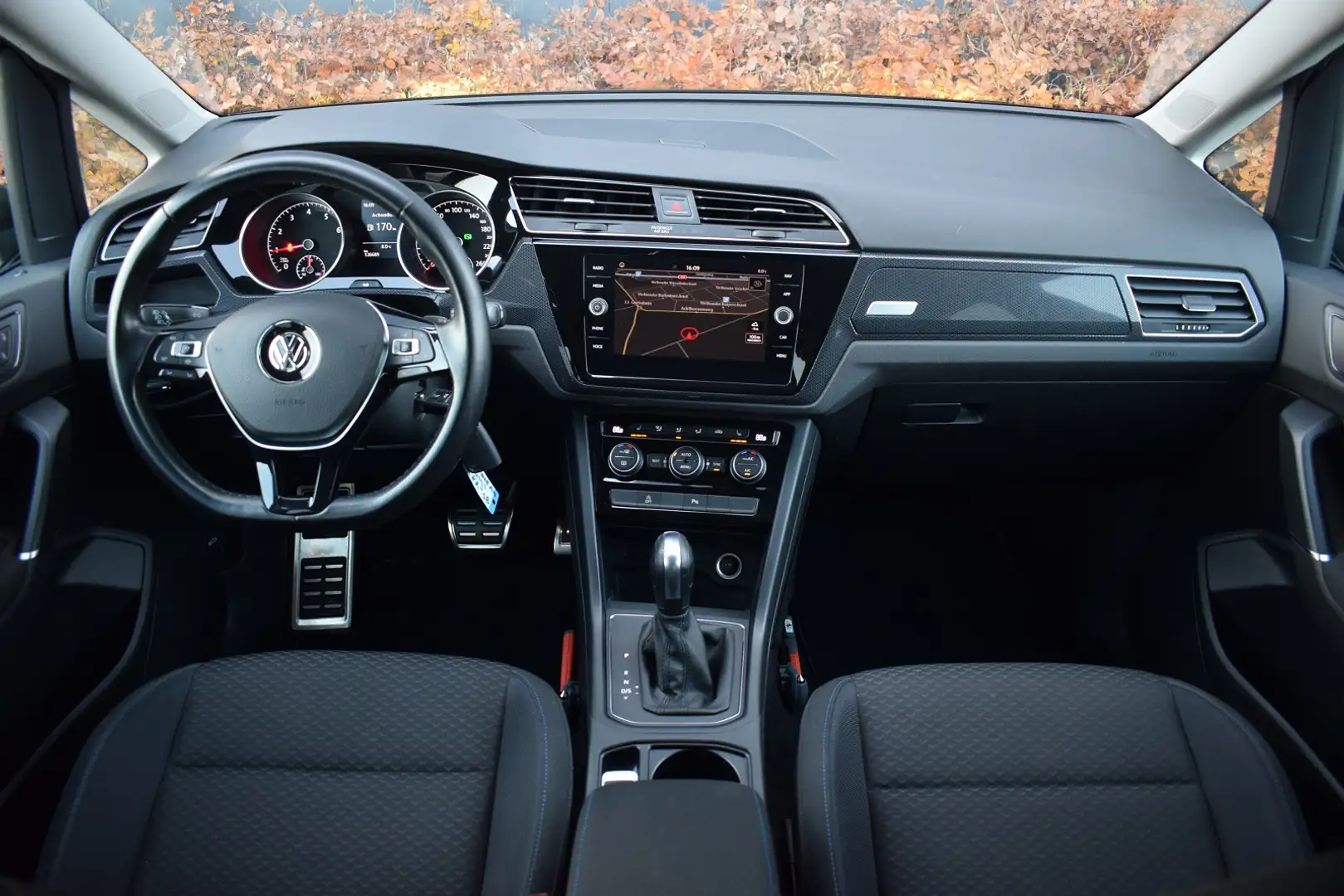 Volkswagen Touran 1.5 TSI 150pk DSG R-line 7-Persoons | Trekhaak | C Grijs - 2