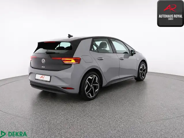Volkswagen ID.3 view 5