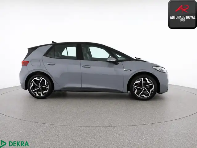 Volkswagen ID.3 view 6
