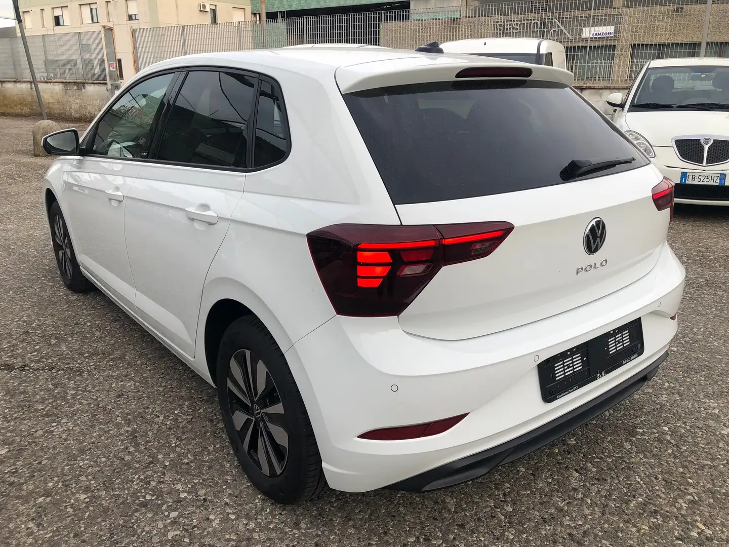 Volkswagen Polo 1.0 tsi MOVE  95cv Fari  Led Navi CarPlay Cerchi Blanco - 2