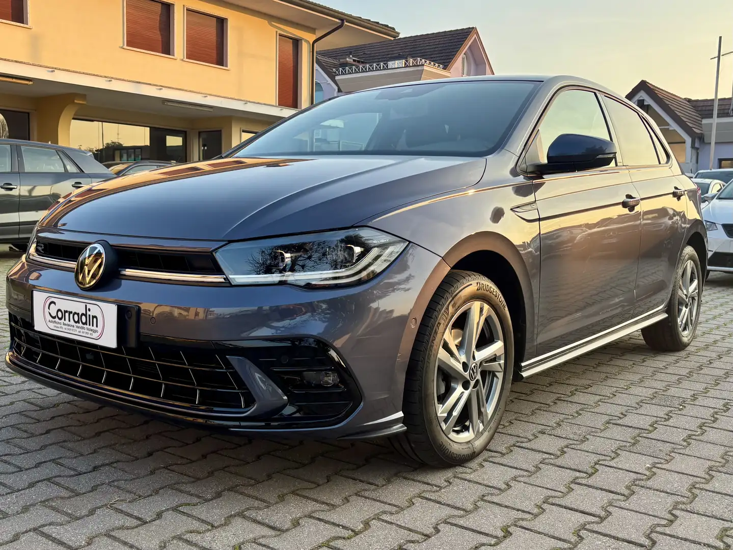 Volkswagen Polo Polo VI 2022 1.0 tsi R-Line 95cv "NEW MODEL" Gris - 1
