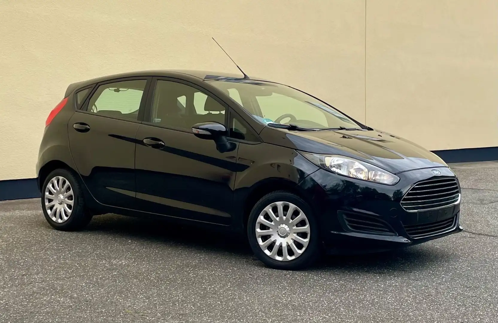 Ford Fiesta Trend 1,25  KLIMA SPORTFAHRWERK 1.HAND Noir - 1