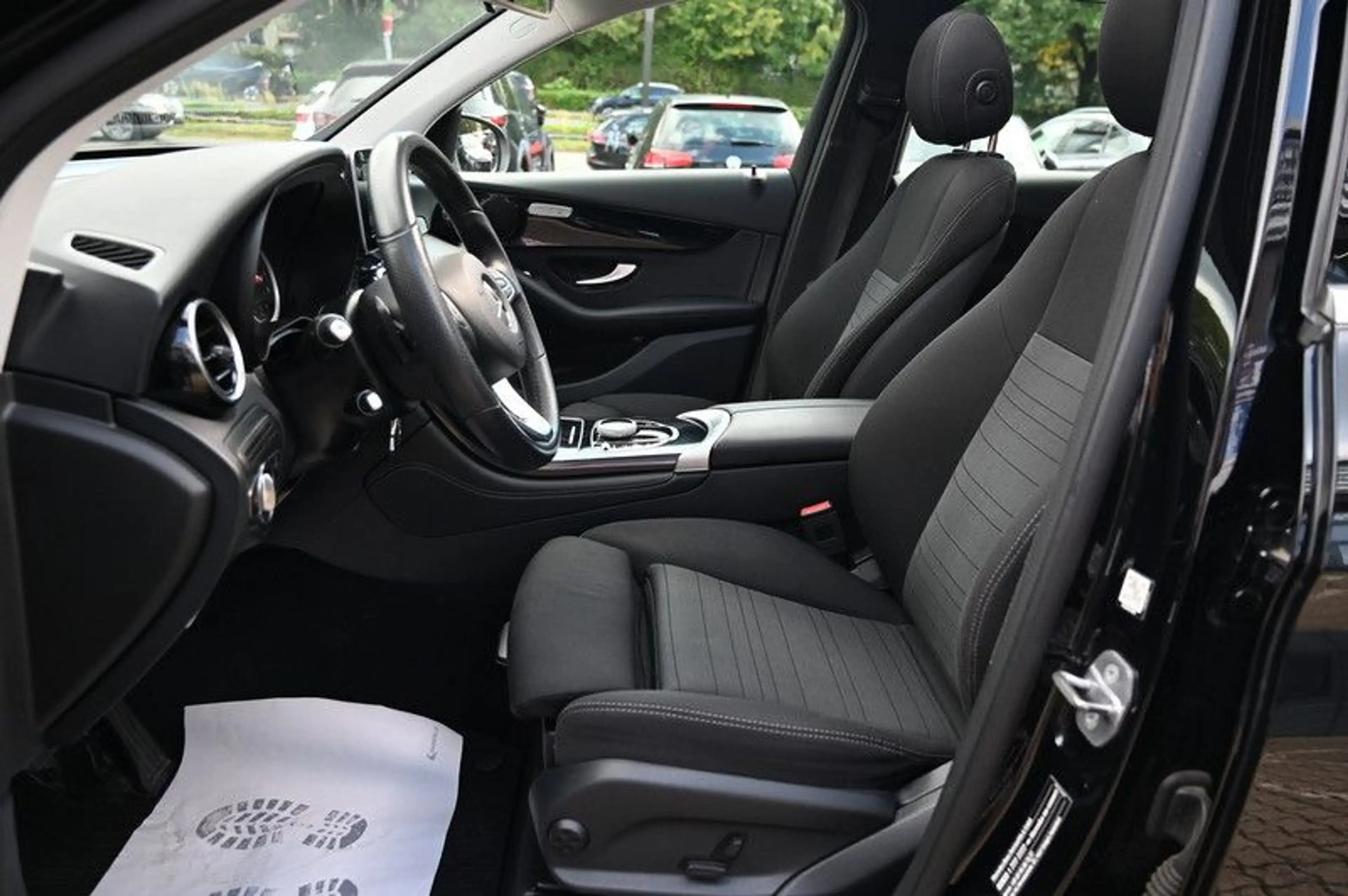 Mercedes-Benz GLC 250 4Matic PANO LED Navi 2xPDC — photo 9