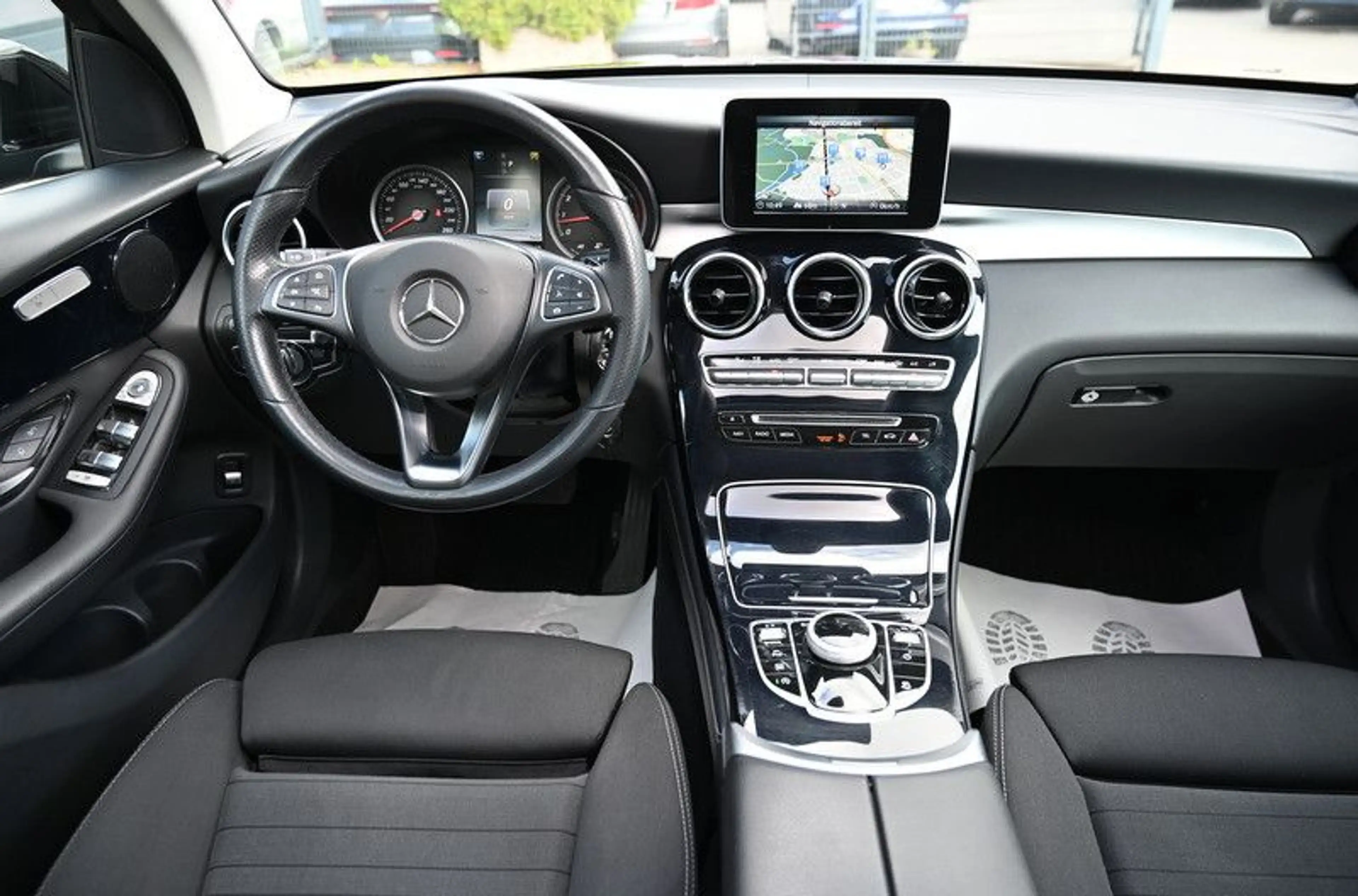 Mercedes-Benz GLC 250 4Matic PANO LED Navi 2xPDC — photo 11