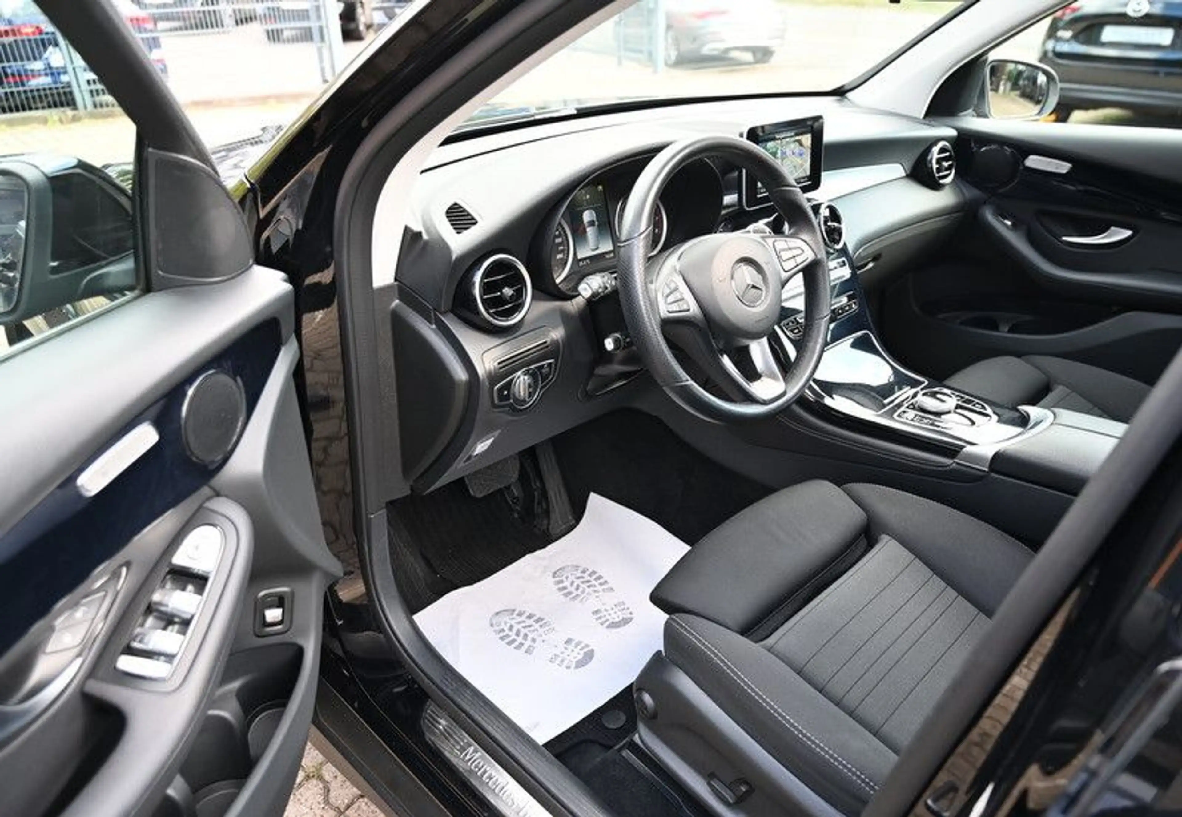Mercedes-Benz GLC 250 4Matic PANO LED Navi 2xPDC — photo 10