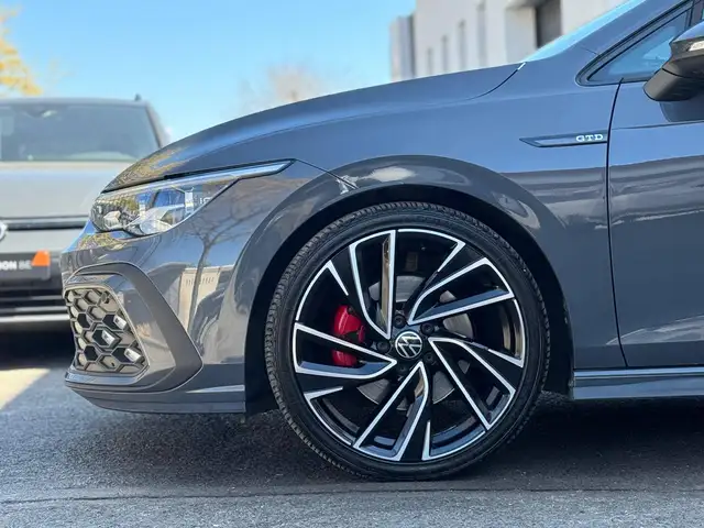 Volkswagen Golf view 4