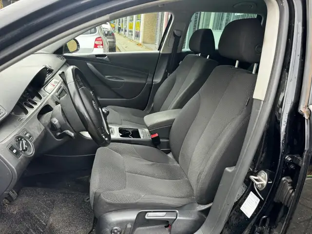 Volkswagen Passat view 11