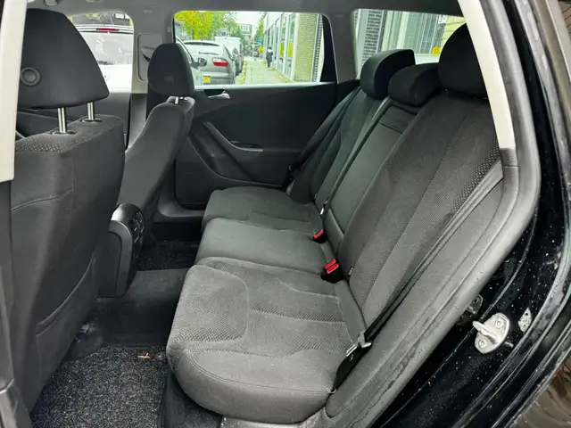 Volkswagen Passat view 13