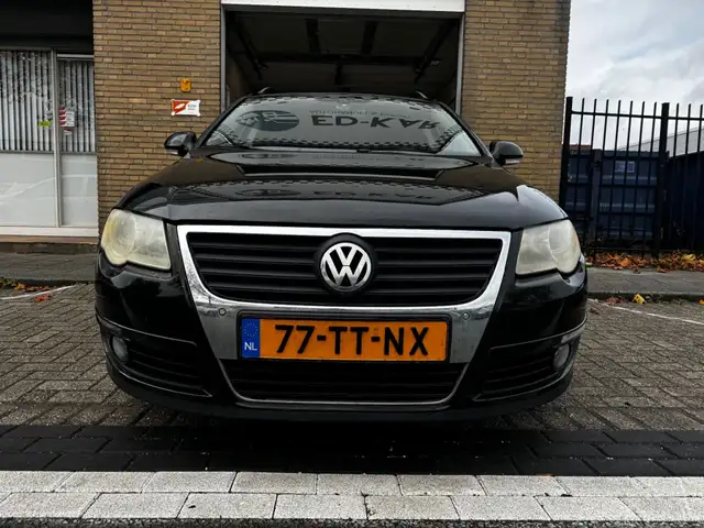 Volkswagen Passat view 4